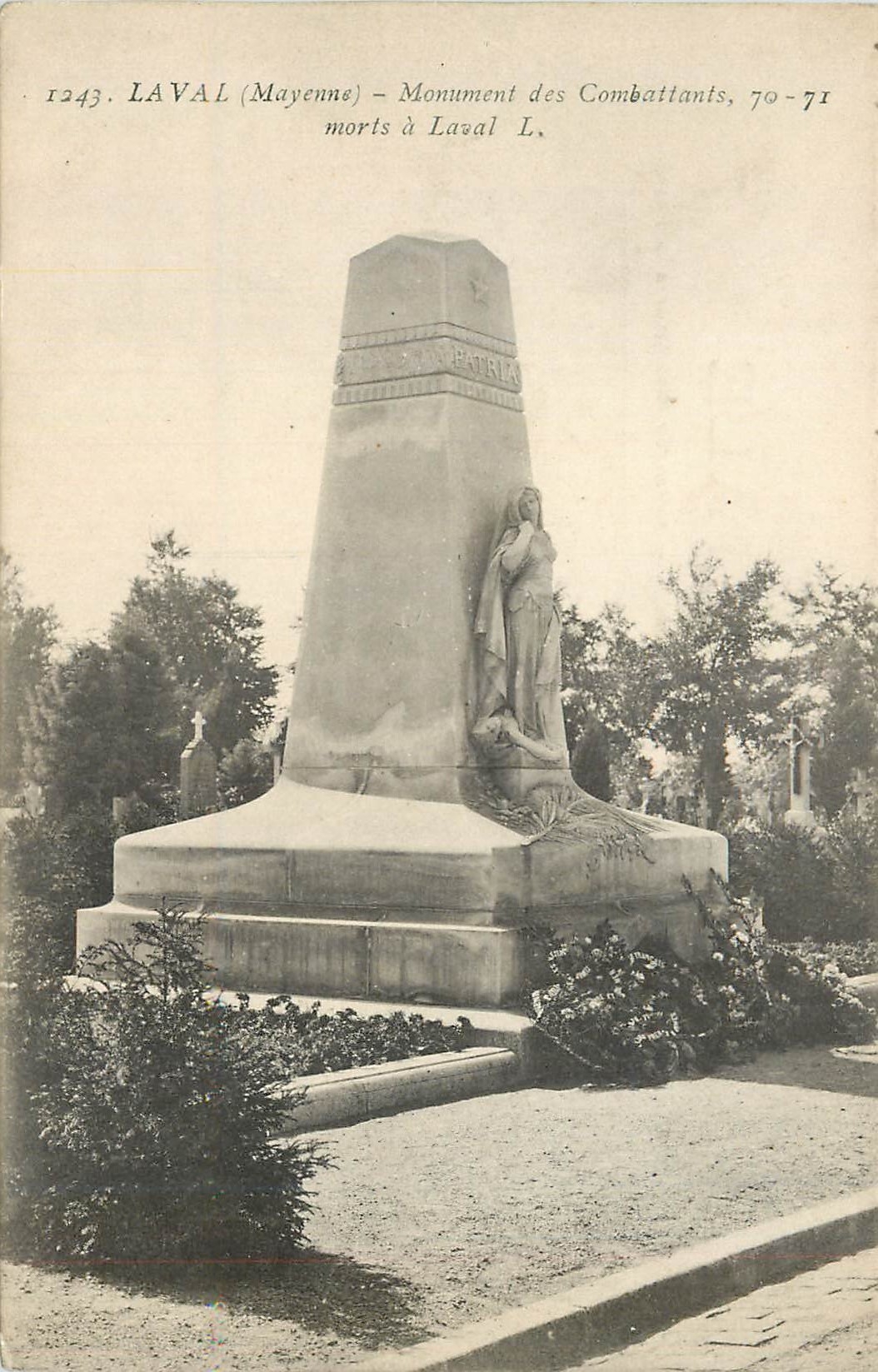 CPA Laval (Mayenne) Monument des Combattants Morts a Laval Militaria