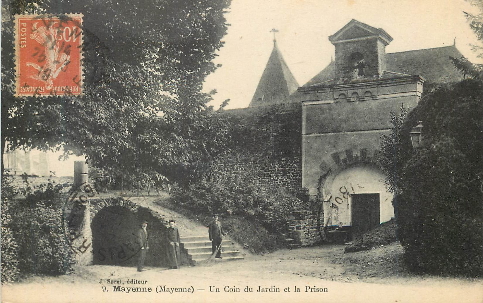 CPA Mayenne (Mayenne) Un Coin du Jardin et la Prison