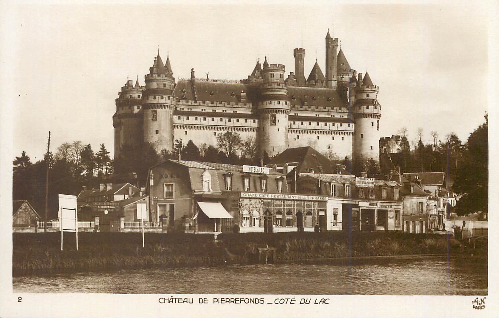 Château de Pierrefonds — côté du lac — AIN PARIS