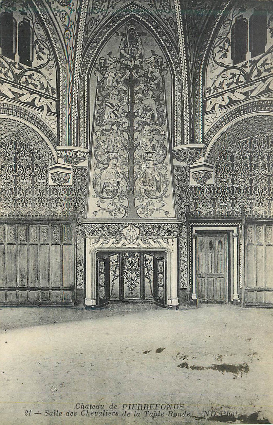 Château de PIERREFONDS — Salle des Chevaliers de la Table Ronde — ND Phot.