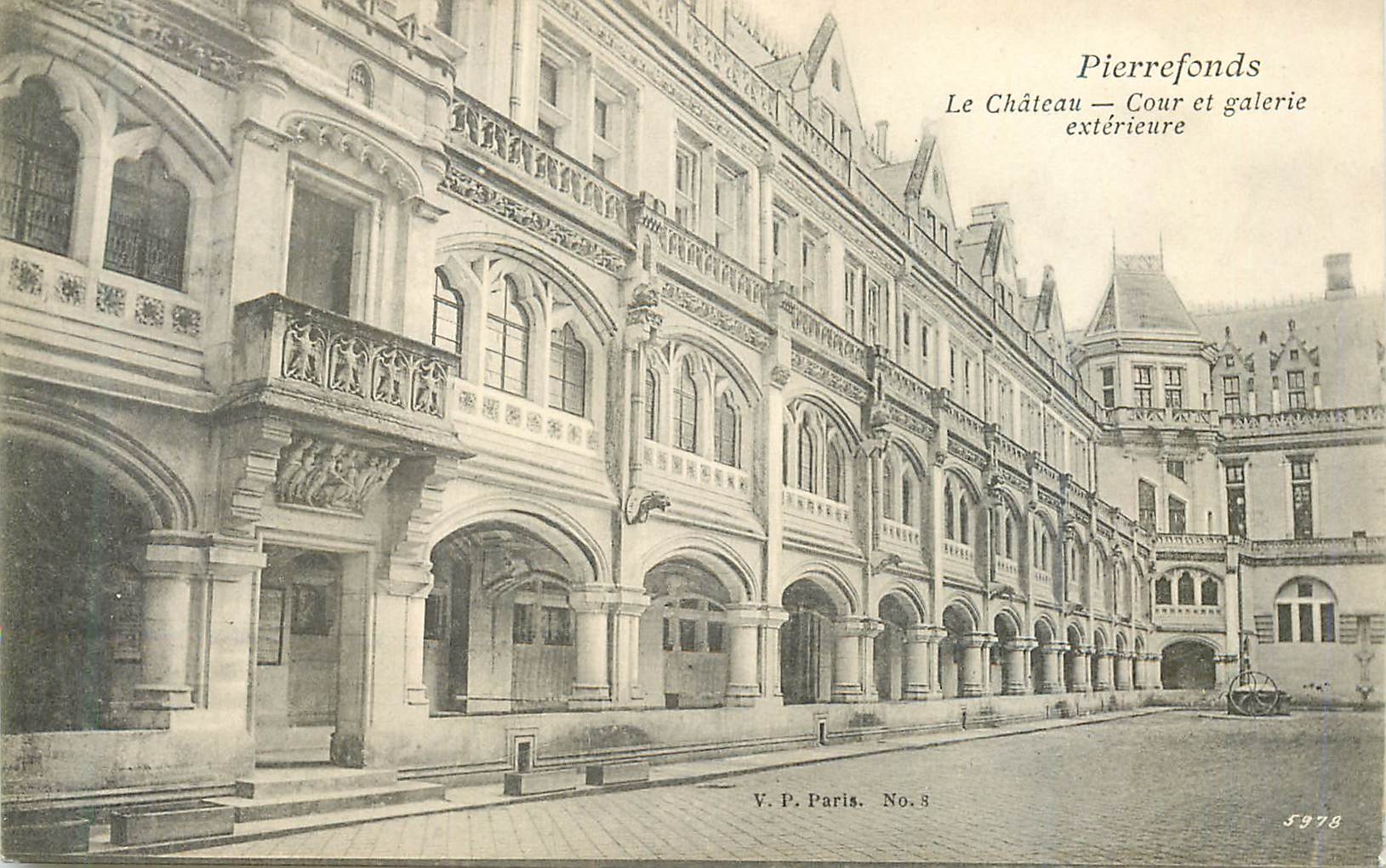 Pierrefonds — Le Château — Cour et galerie extérieure — V.P. Paris. No. 5978