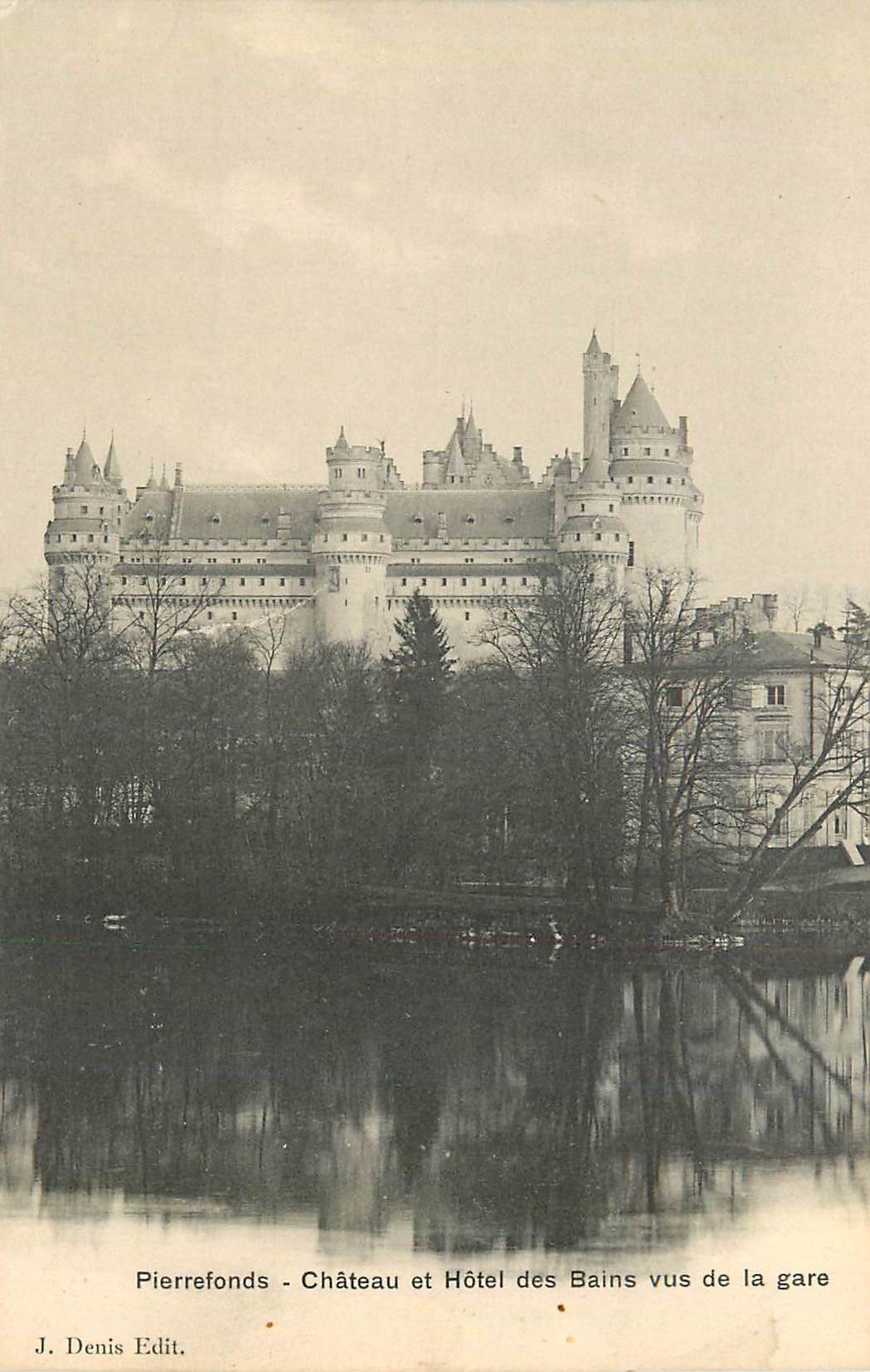 CPA Pierrefonds Chateau et Hotel des Bains vus de la Gare