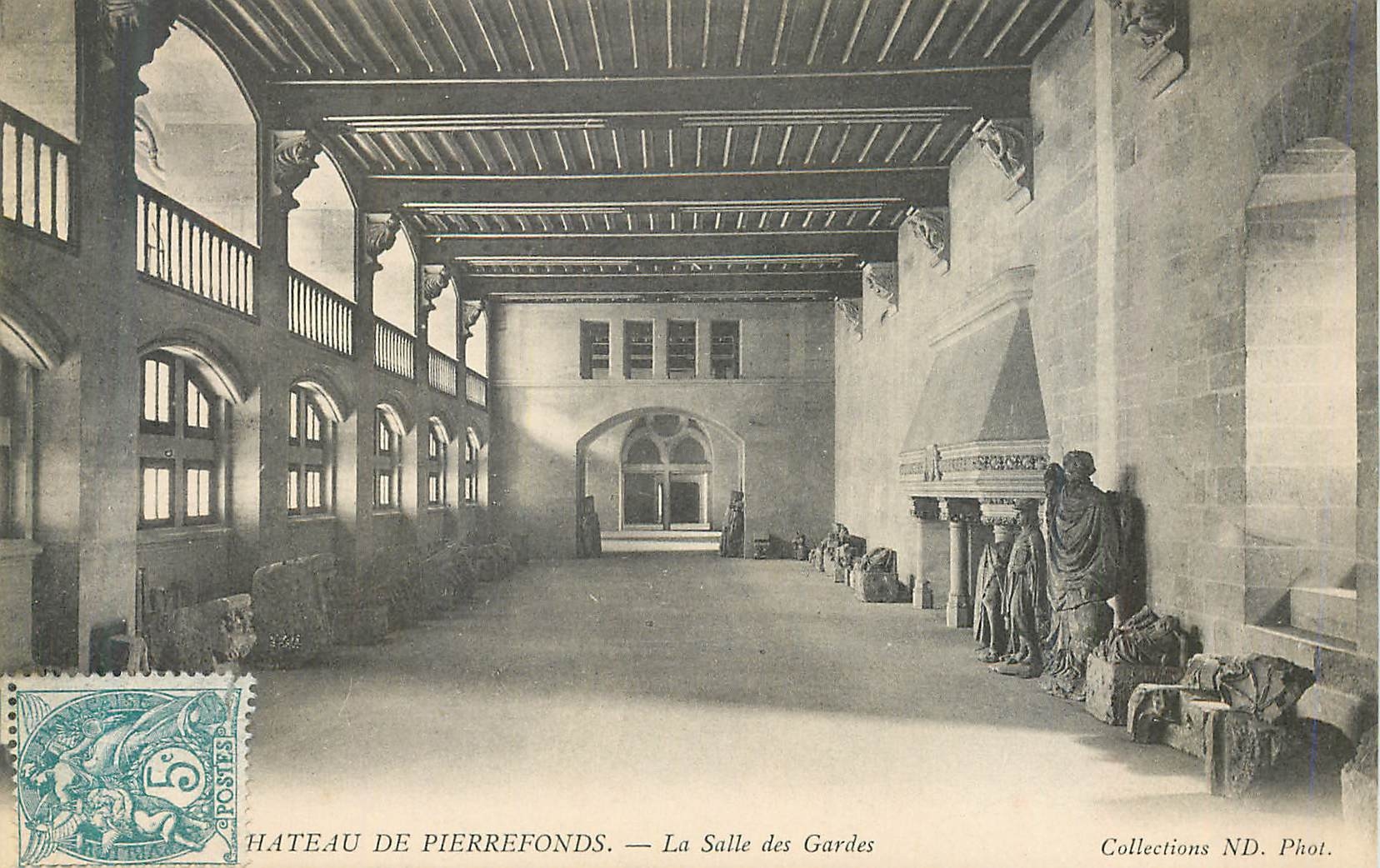Château de Pierrefonds — La Salle des Gardes — Collections ND. Phot.