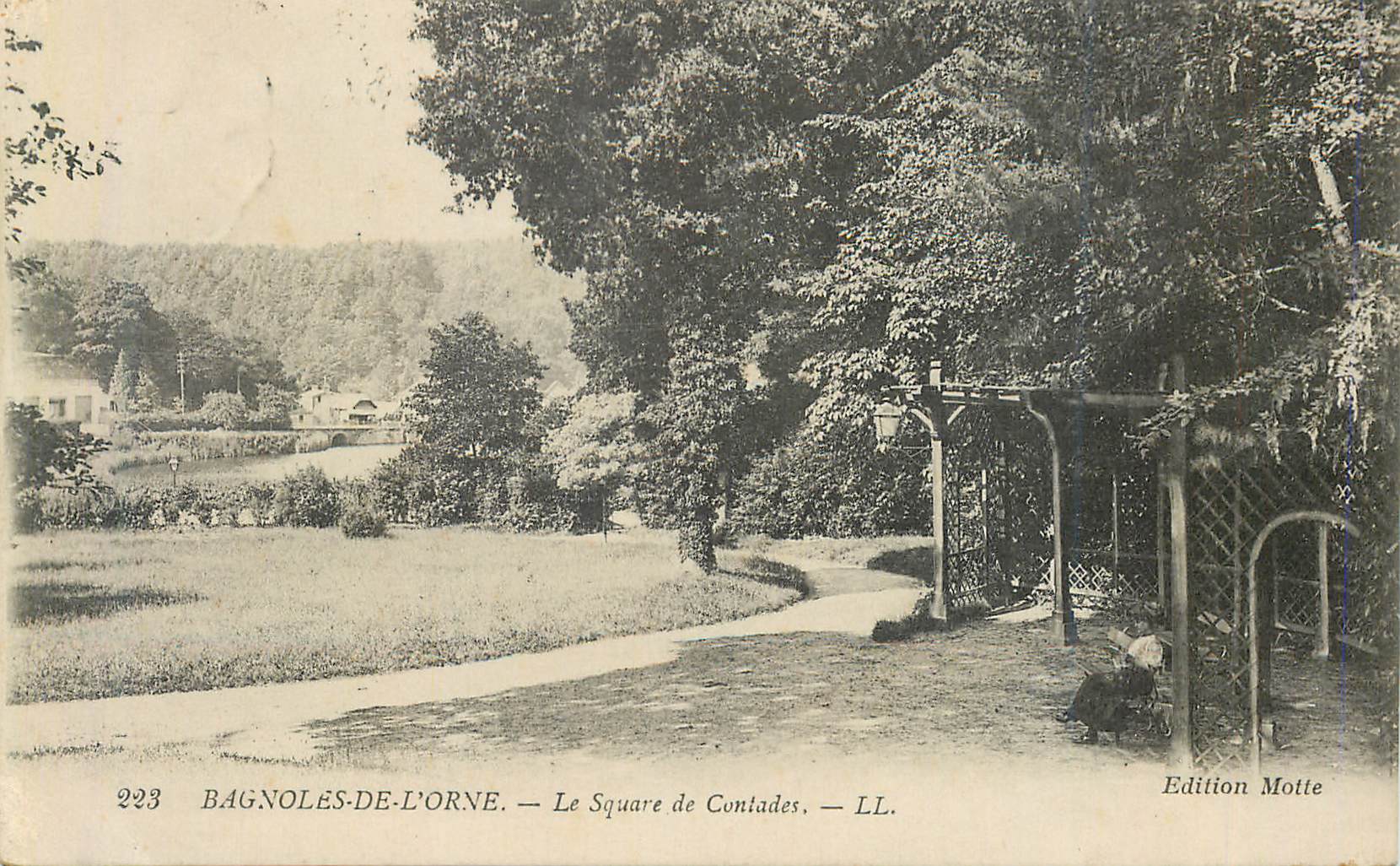 CPA Bagnoles de l'Orne Le Square de Contades