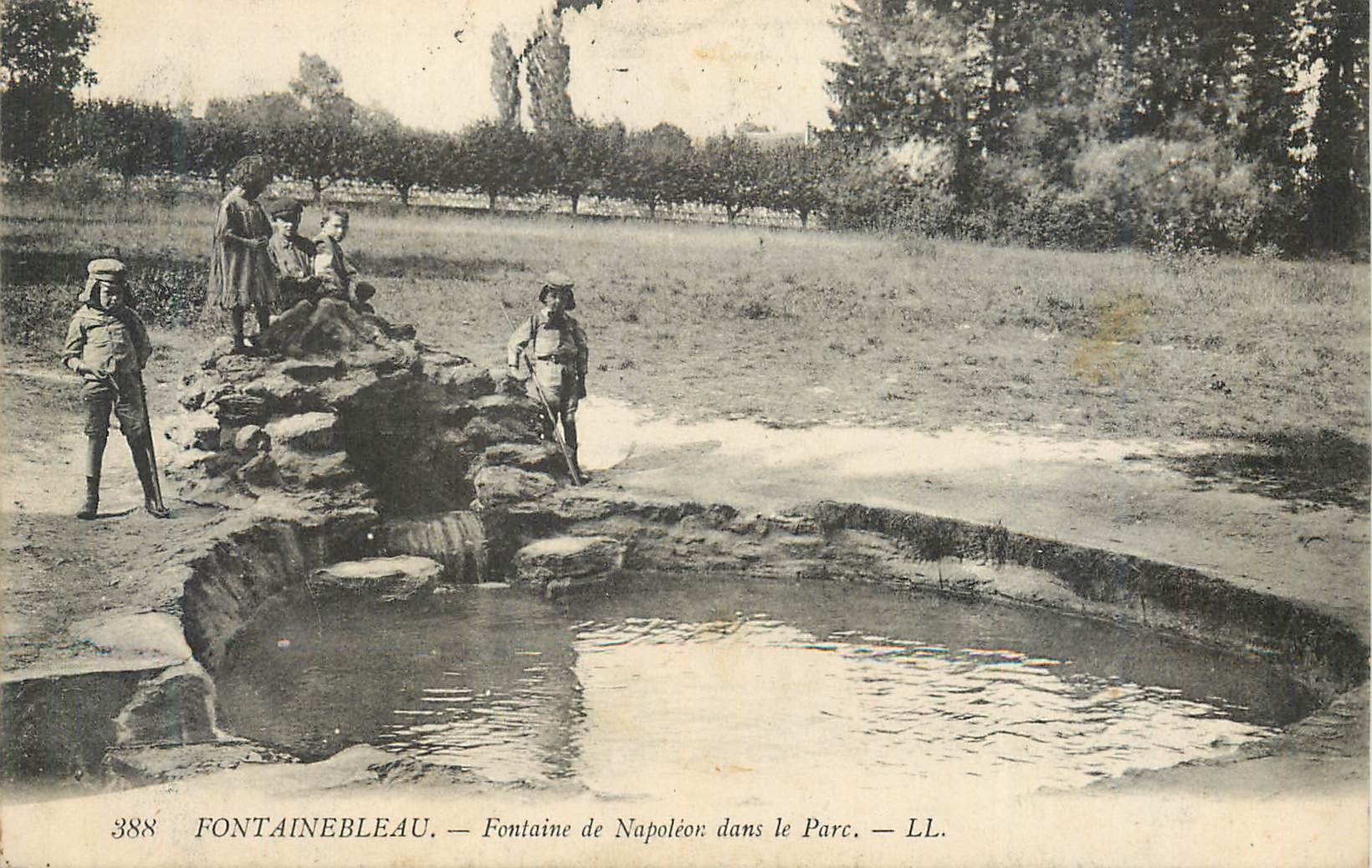 Fontaine de Napoléon dans le Parc — Fontainebleau — LL. — N° 388