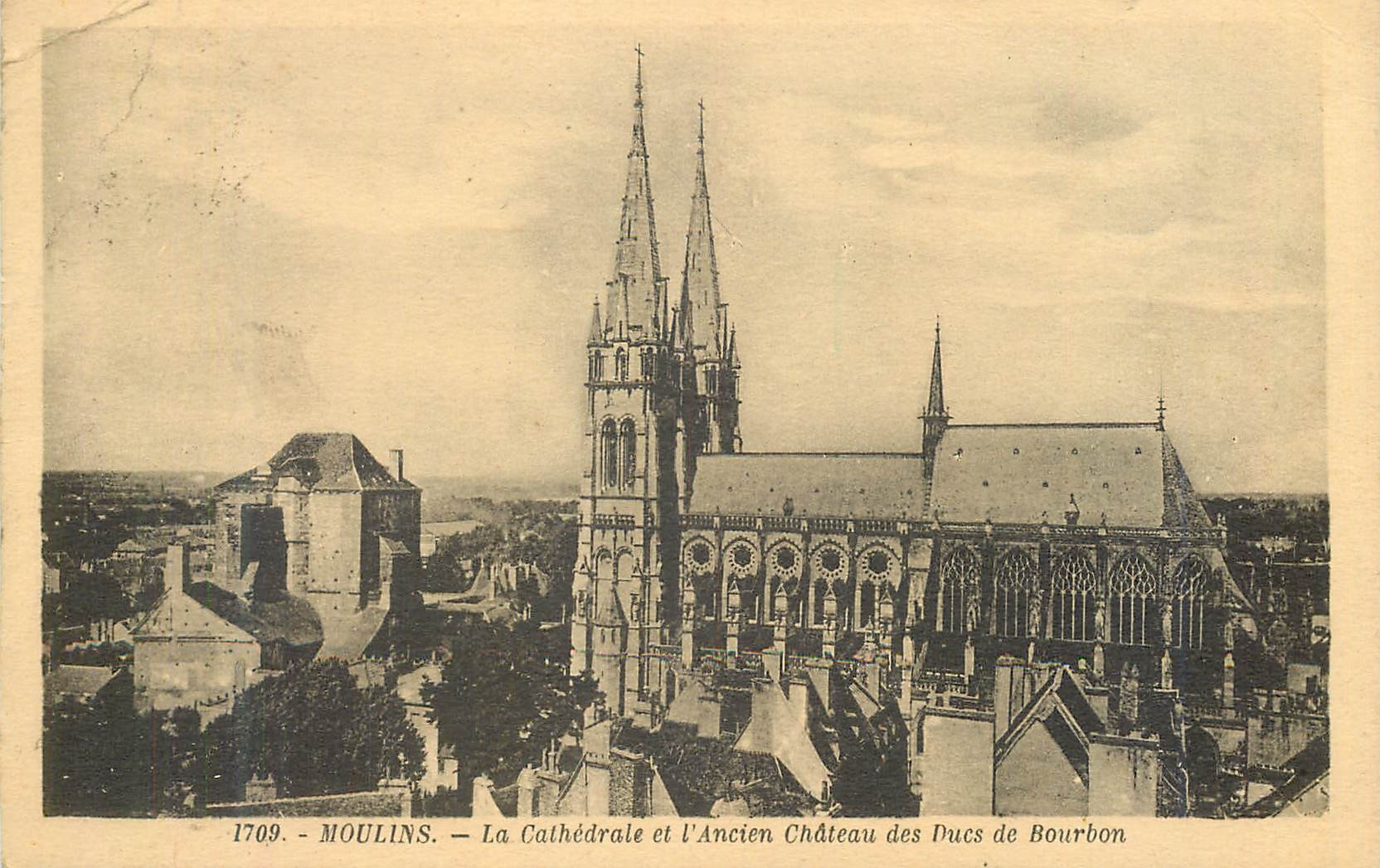 CPA Moulins La Cathedrale et l'Ancien Chateau des Ducs de Bourbon