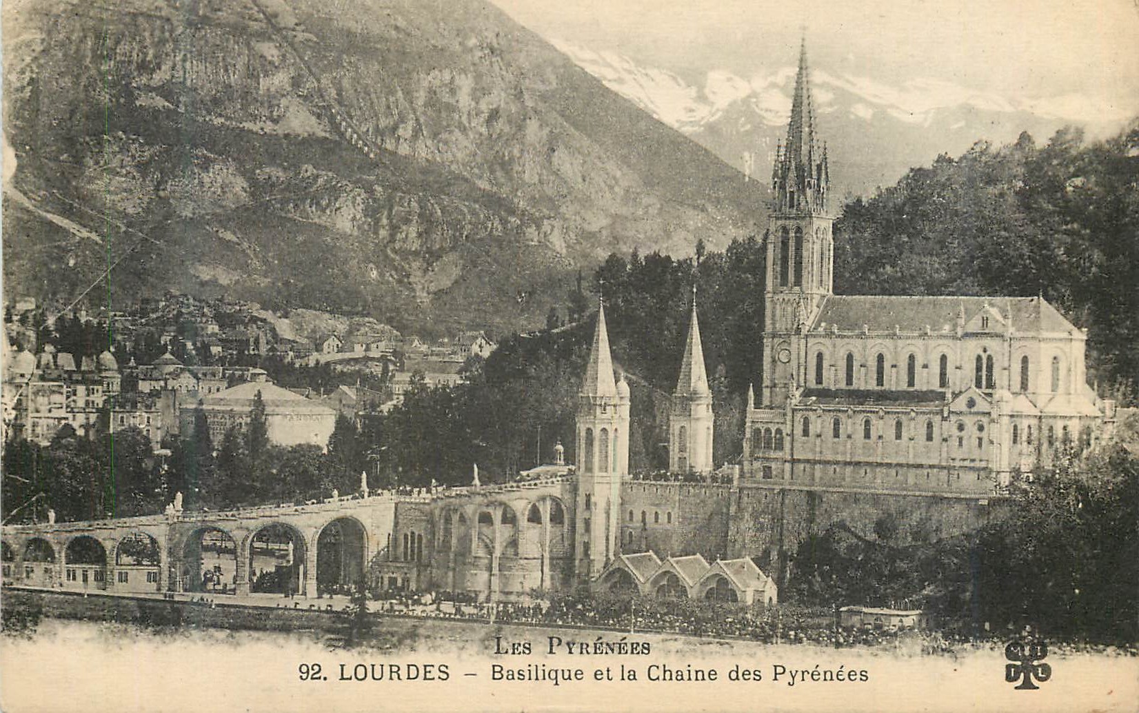 CPA Lourdes Les Pyrenees Basilique et la Chaine des Pyrenees