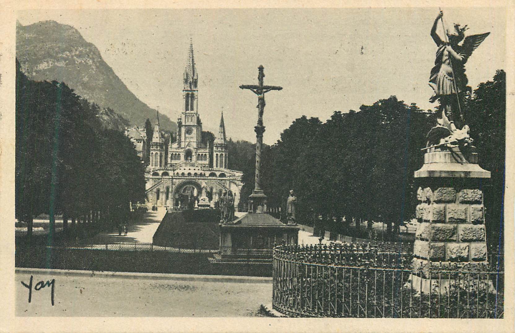 CPA Lourdes L'Esplanade et La Basilique