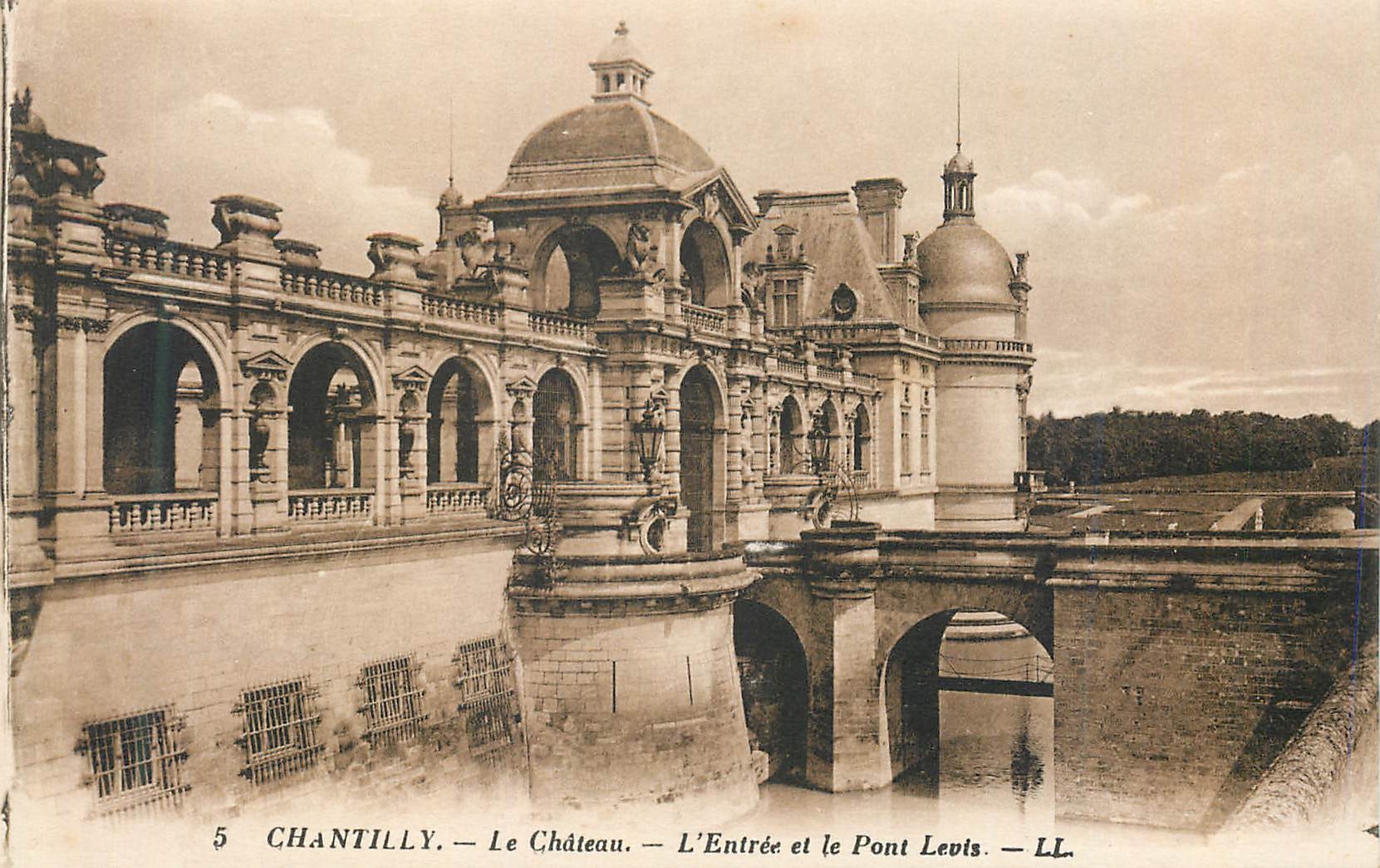 Chantilly — Le Château — L'Entrée et le Pont Levès — LL