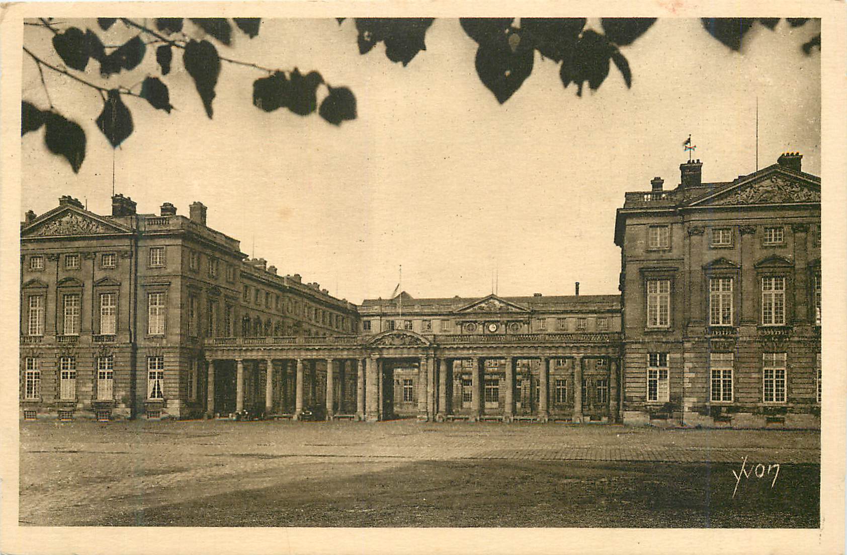 CPA Chateau de Compiegne La Douce France Facade du Chateau
