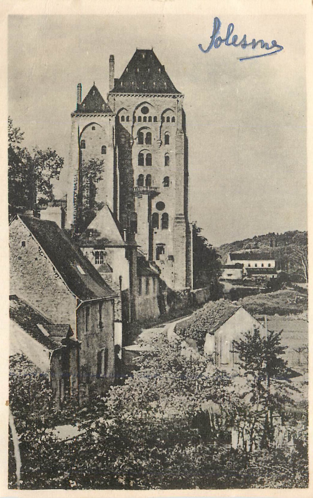 CPA Solesmes Le Matin sur l'Abbaye