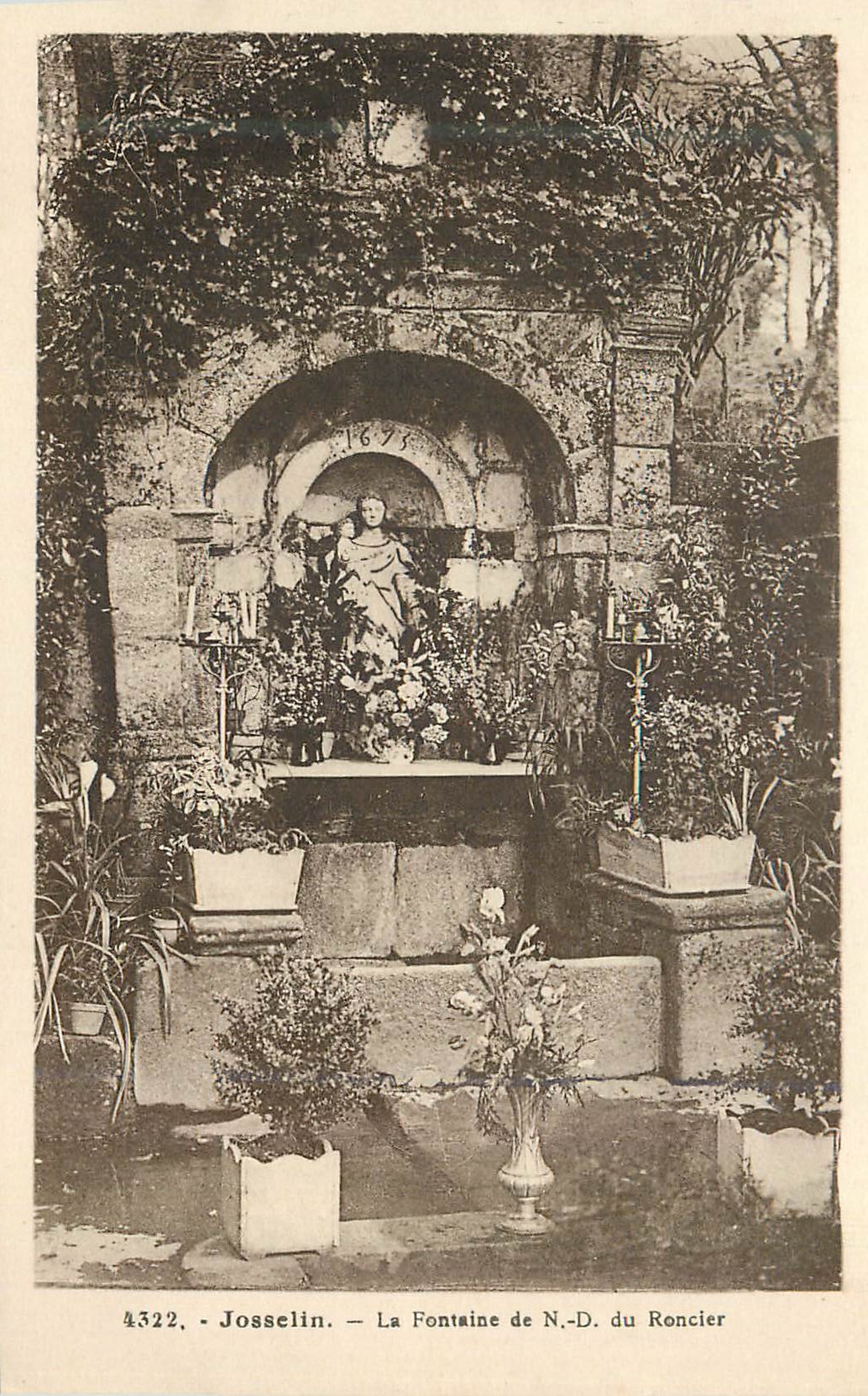 CPA Josselin La Fontaine de N D du Roncier