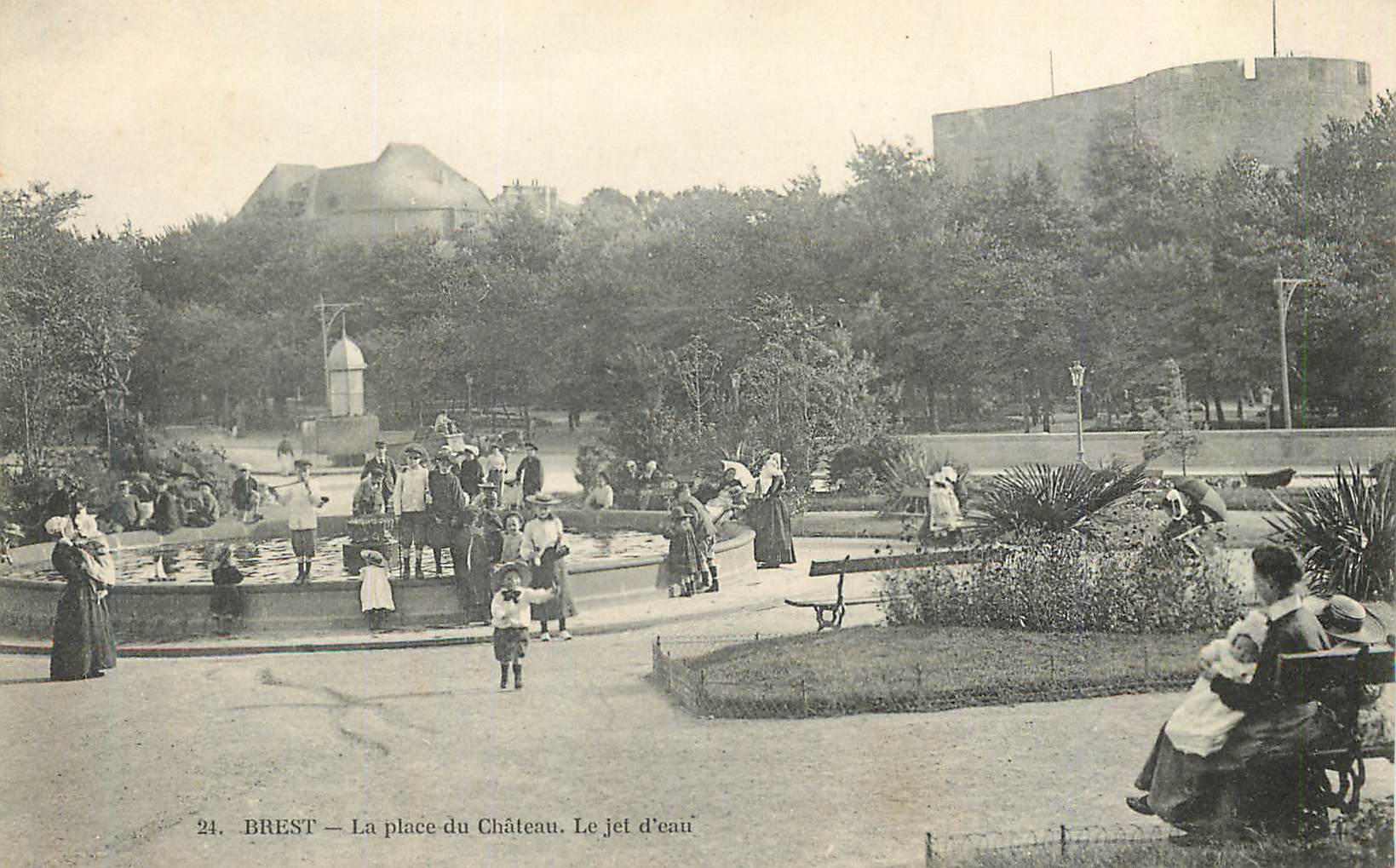 CPA Brest La Plac du Chateau Le Jet d'eau