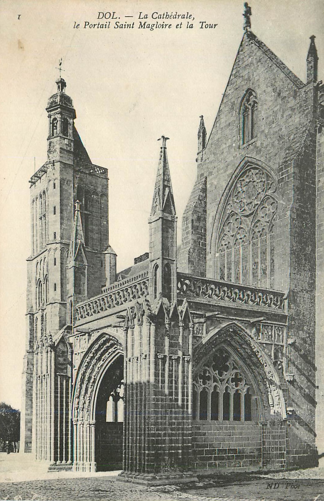 Dol — La Cathédrale, le Portail Saint Magloire et la Tour