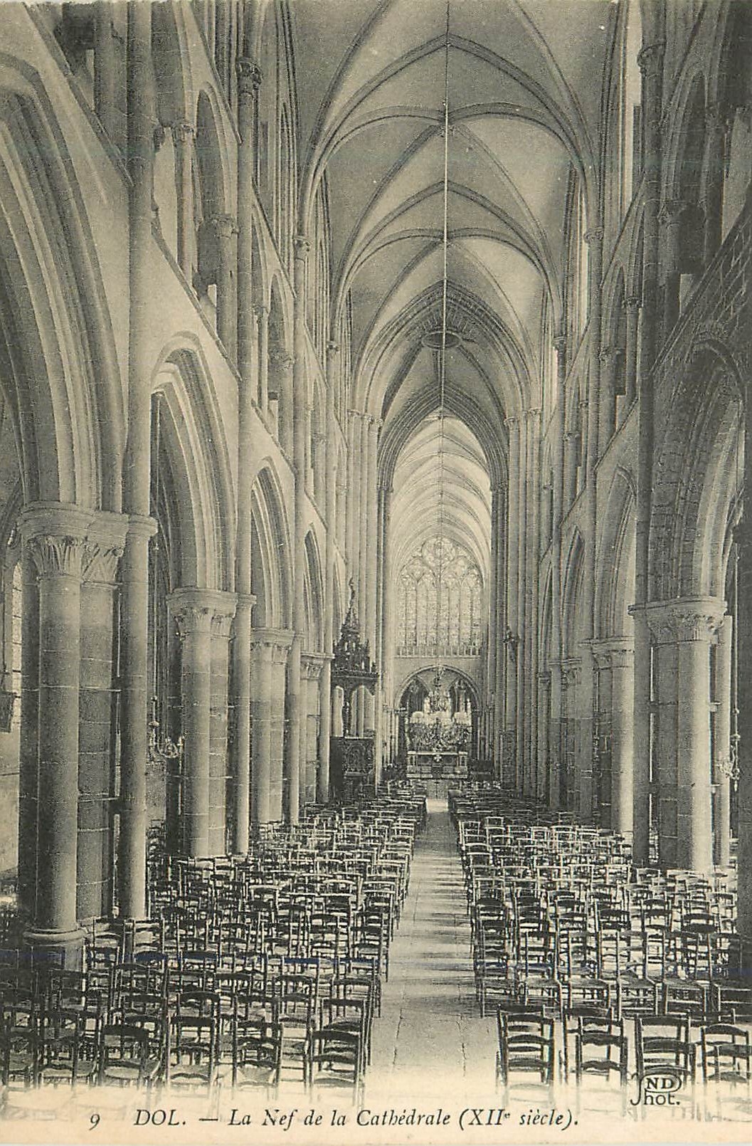 Dol. — La Nef de la Cathédrale (XIIe siècle) — ND Hot.