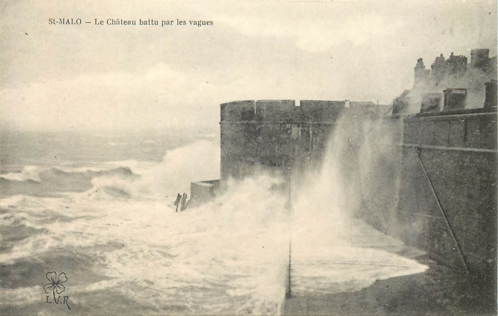 CPA Saint Malo Le Chateau Battu par les Vagues