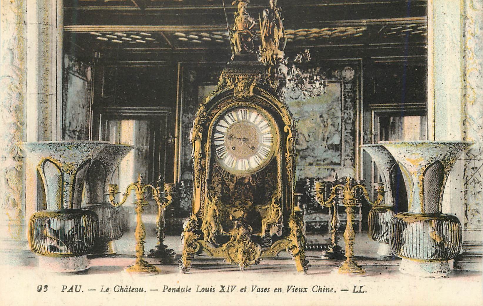 CPA Pau Le Chateau Pendule Louis XIV et Vases en Vieux Chine