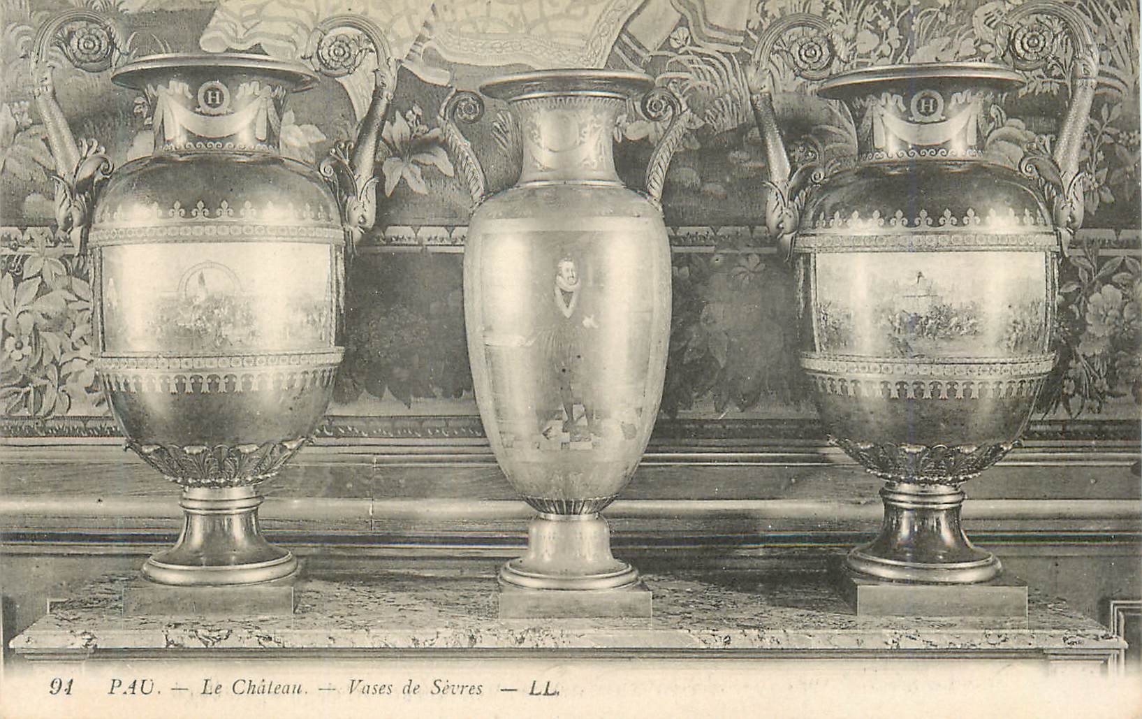 CPA Pau Le Chateau Vases de Sevres