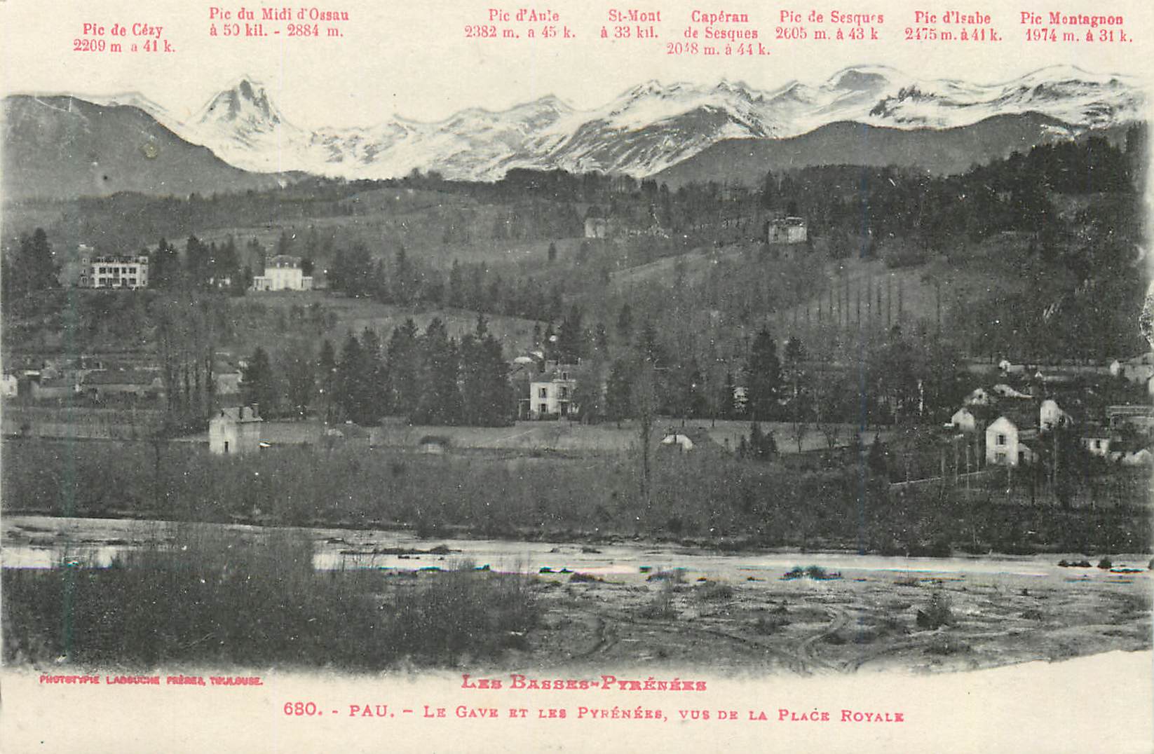 CPA Pau Le Gave et les Pyrenees Vue de la Place Royale