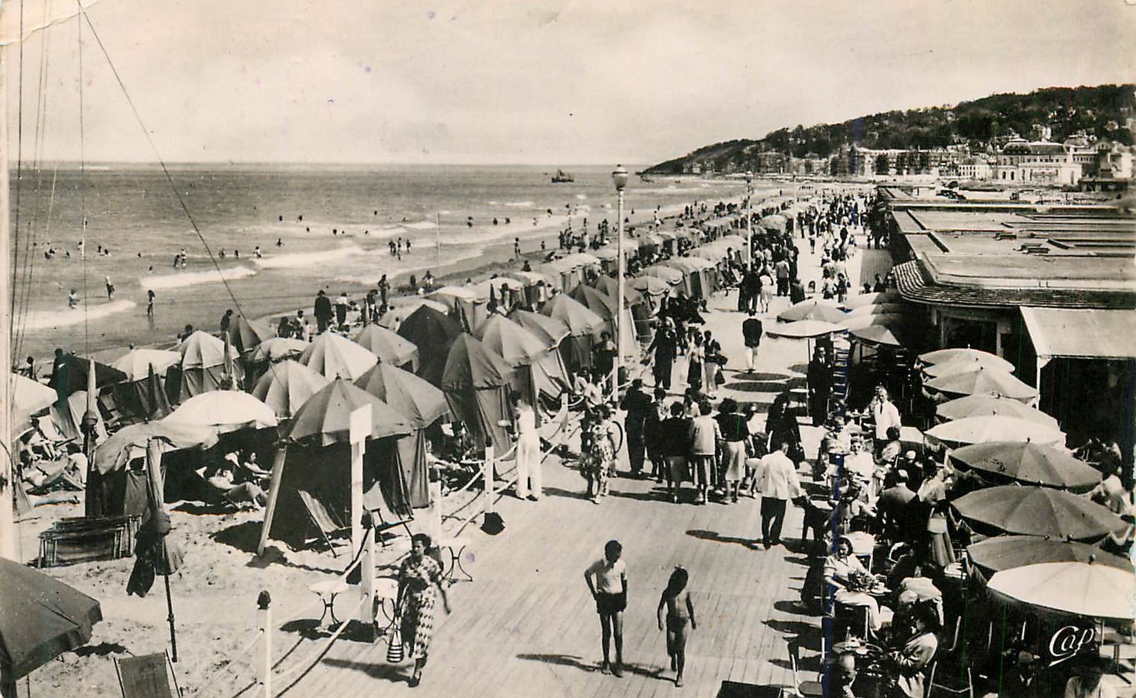 Deauville - La Plage Fleurie — Les Planches et le Bar du Soleil — Réal-Photo N°242