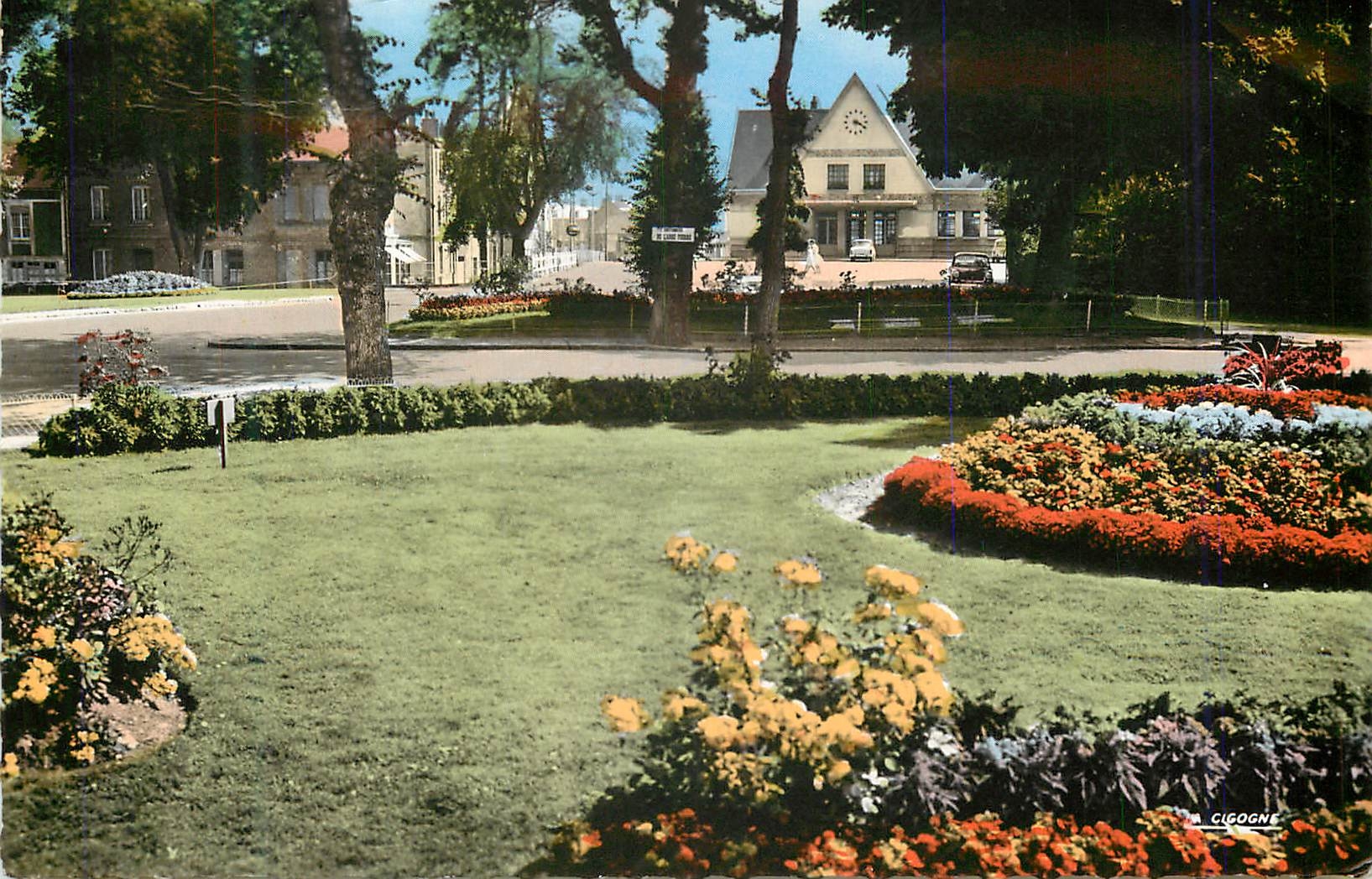 CPM Saint Valery en Caux (Seine Maritime) La Gare Vue du Jardin Public
