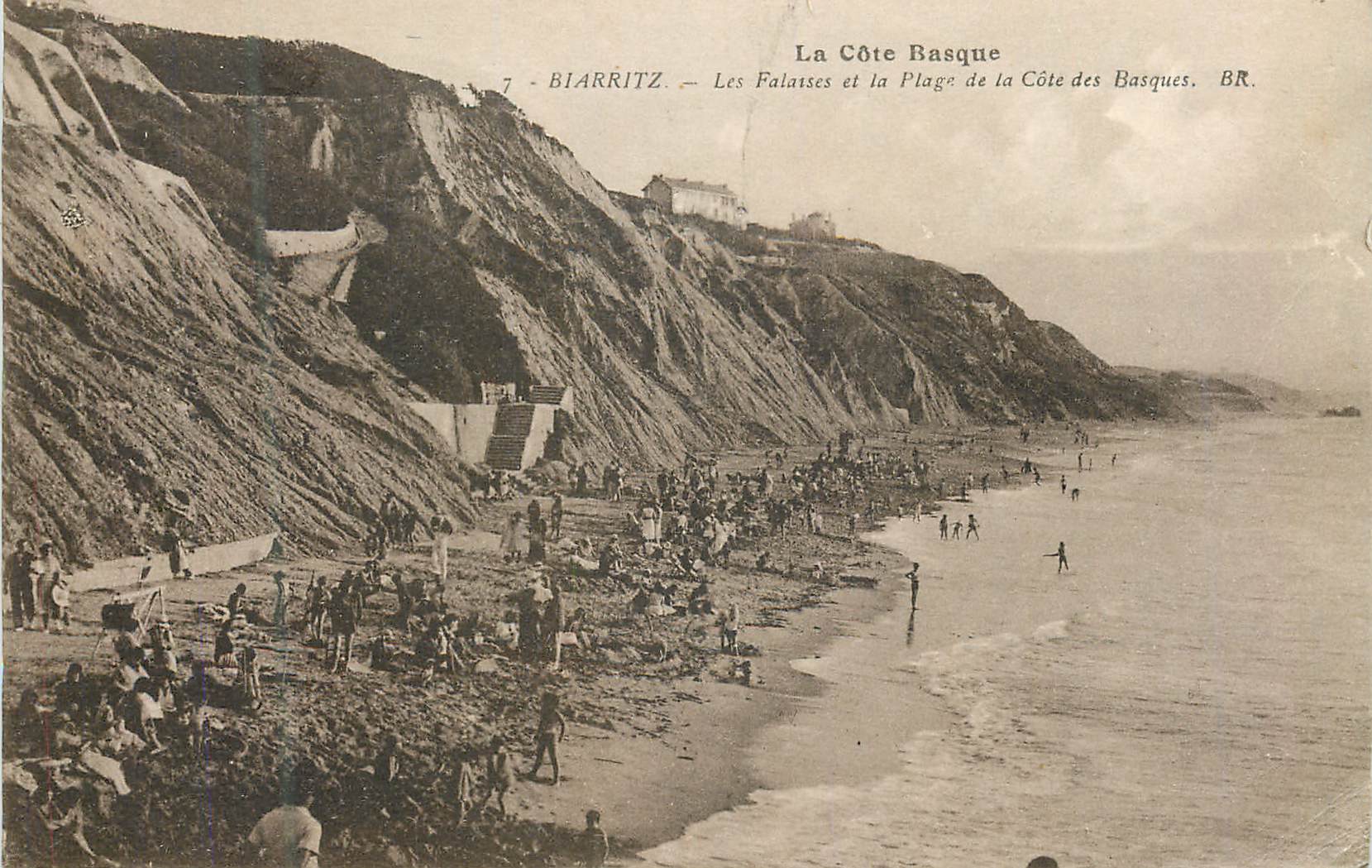 CPA Biarritz La Cote Basque Les Falaises et la Plage de la Cote des Basques