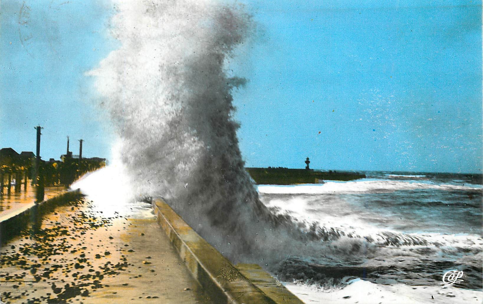 CPM St Valery en Caux Jour de Tempete Une Belle Vague sur la Digue