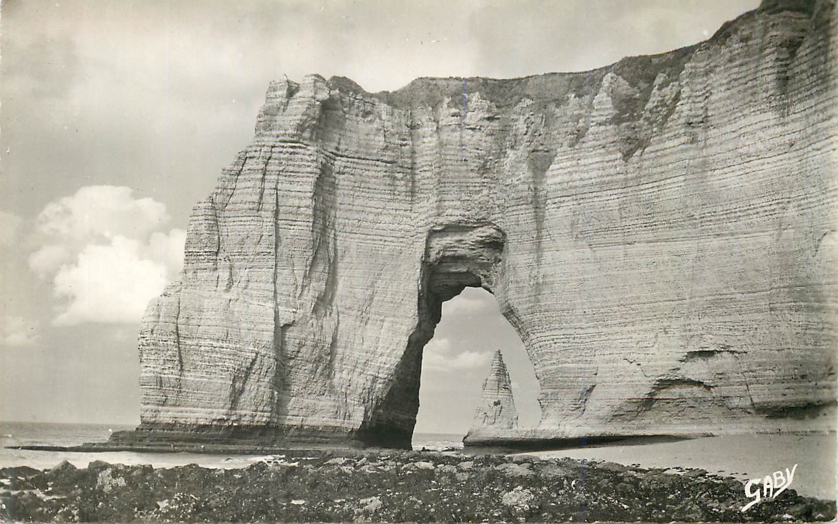CPM Etretat (Seine Mme) L'Aiguille Vue a Travers la Manneporte