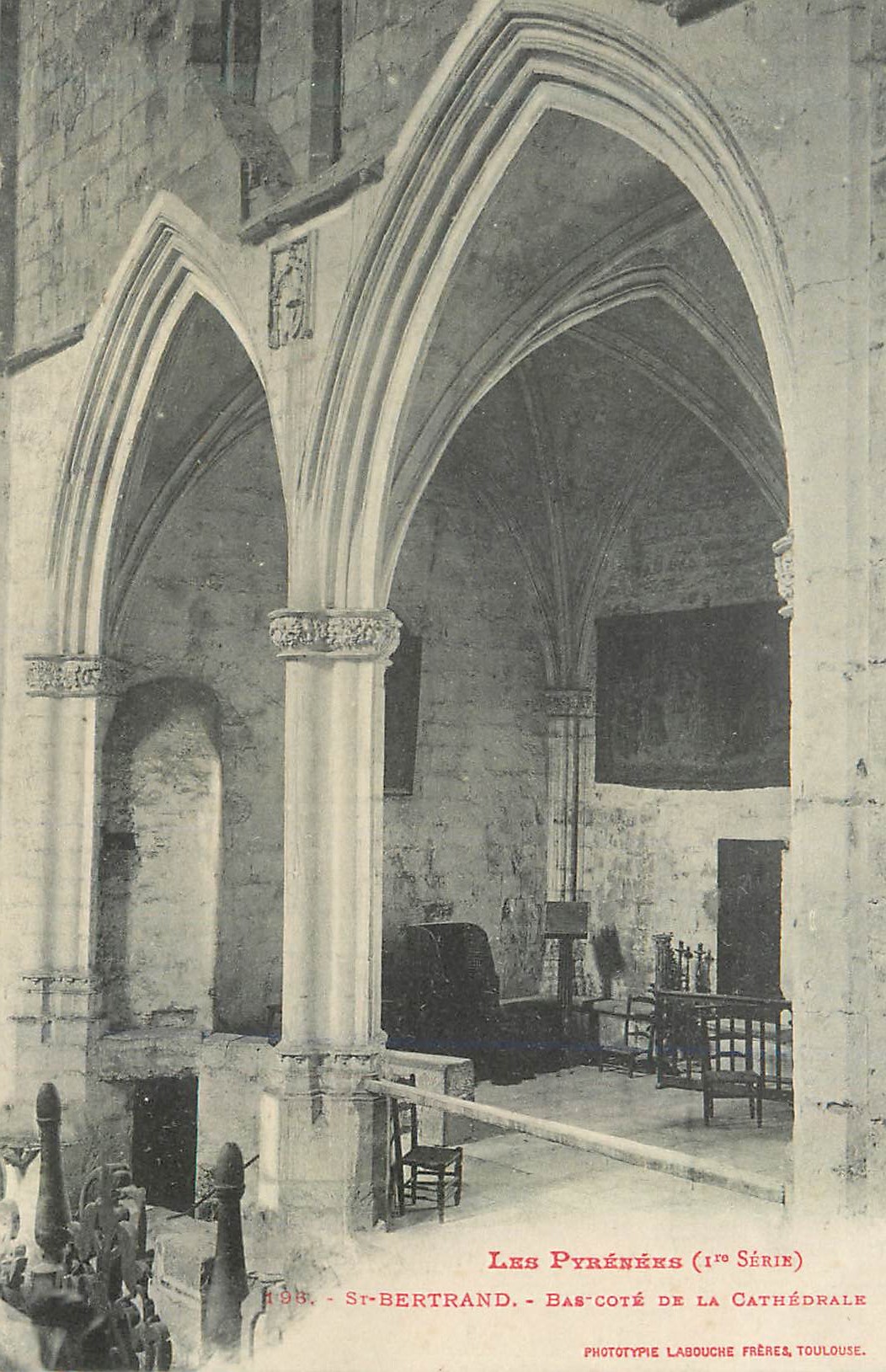 CPA St Bertrand Bas Cote de la Cathedrale Les Pyrenees (Iere Serie)