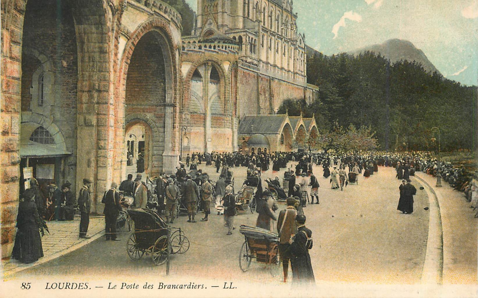 CPA Lourdes Le Poste des Brancardiers