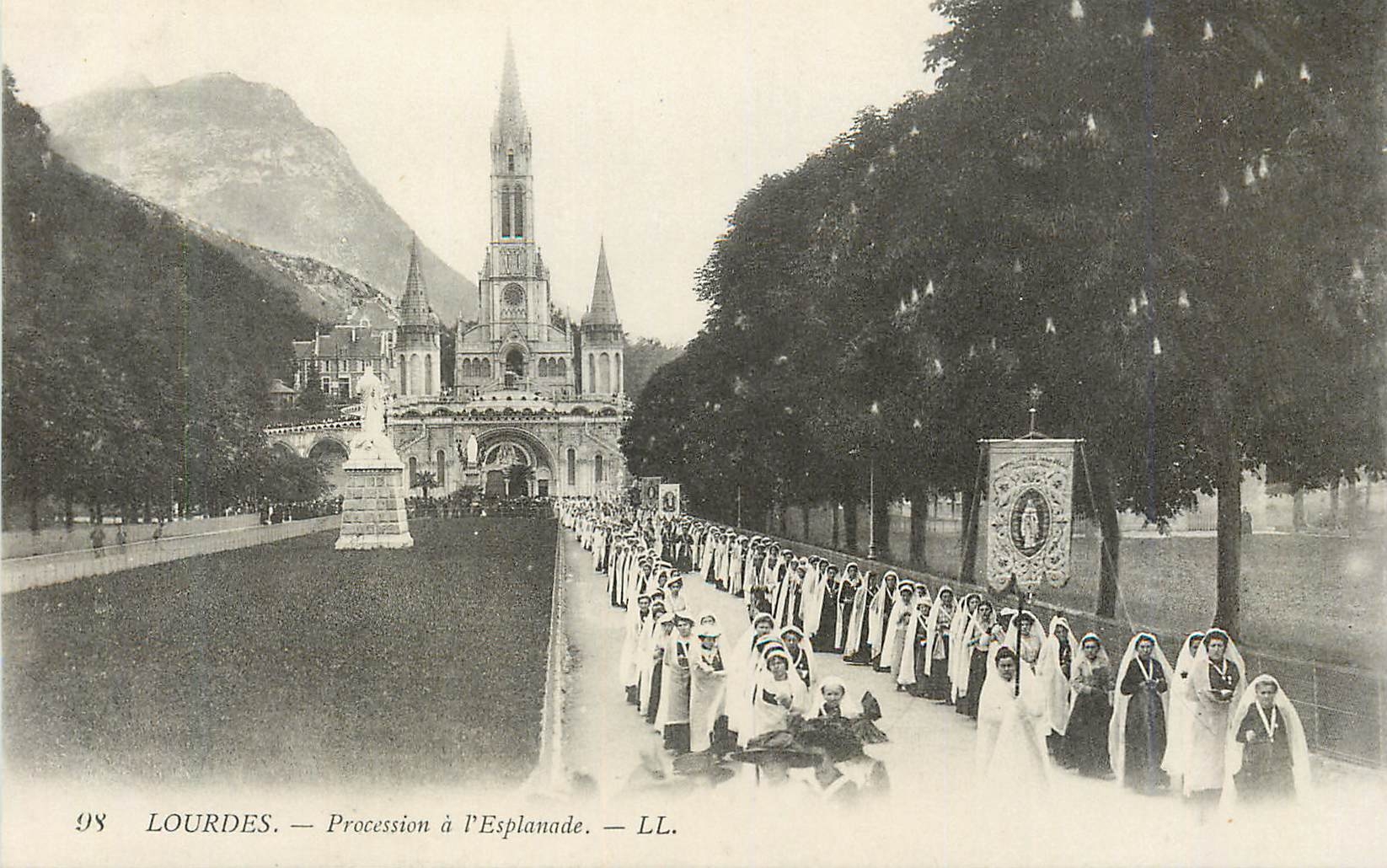 CPA Lourdes Procession a L'Esplanade
