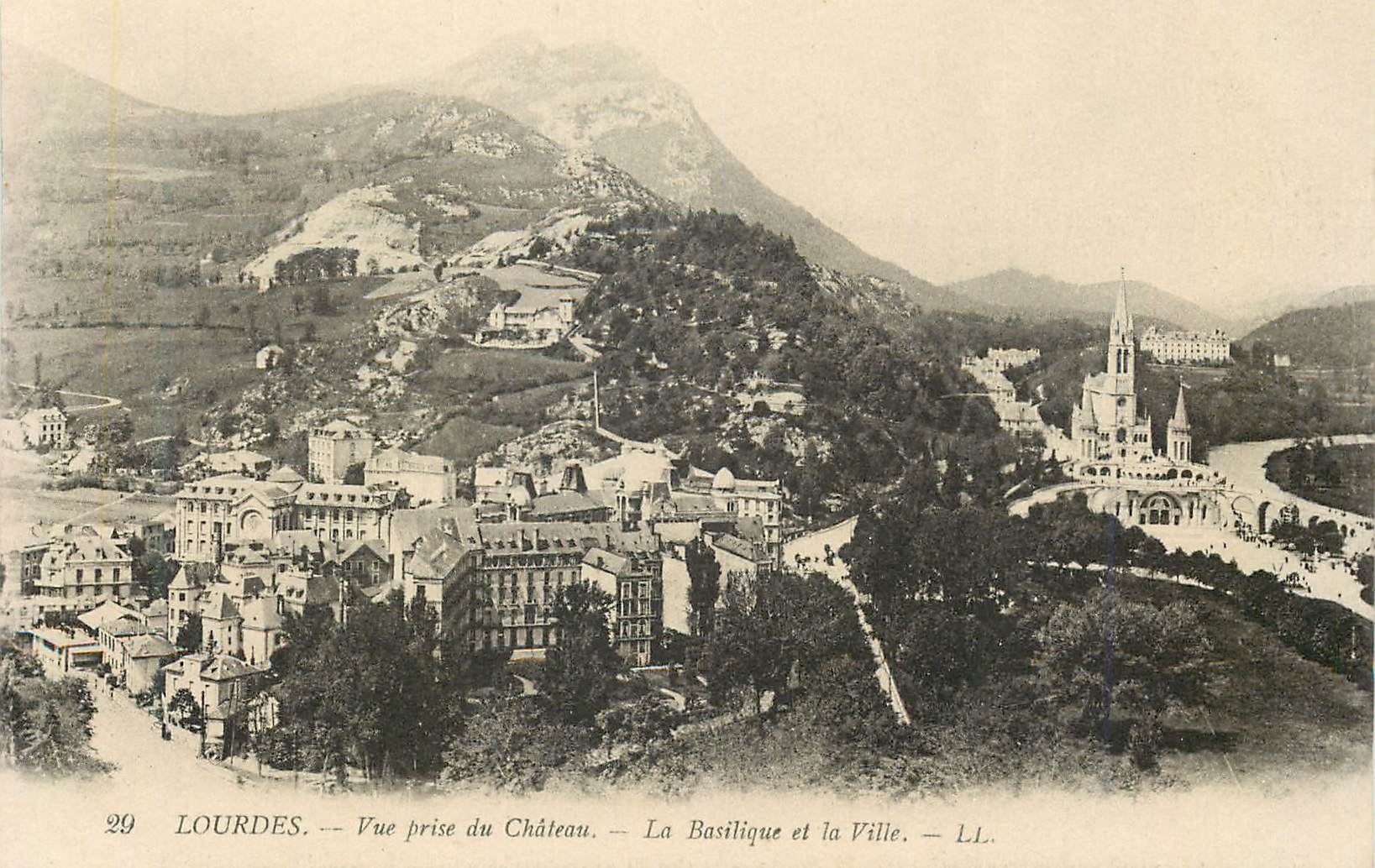 CPA Lourdes Vue Prise du Chateau La Basilique et la Ville