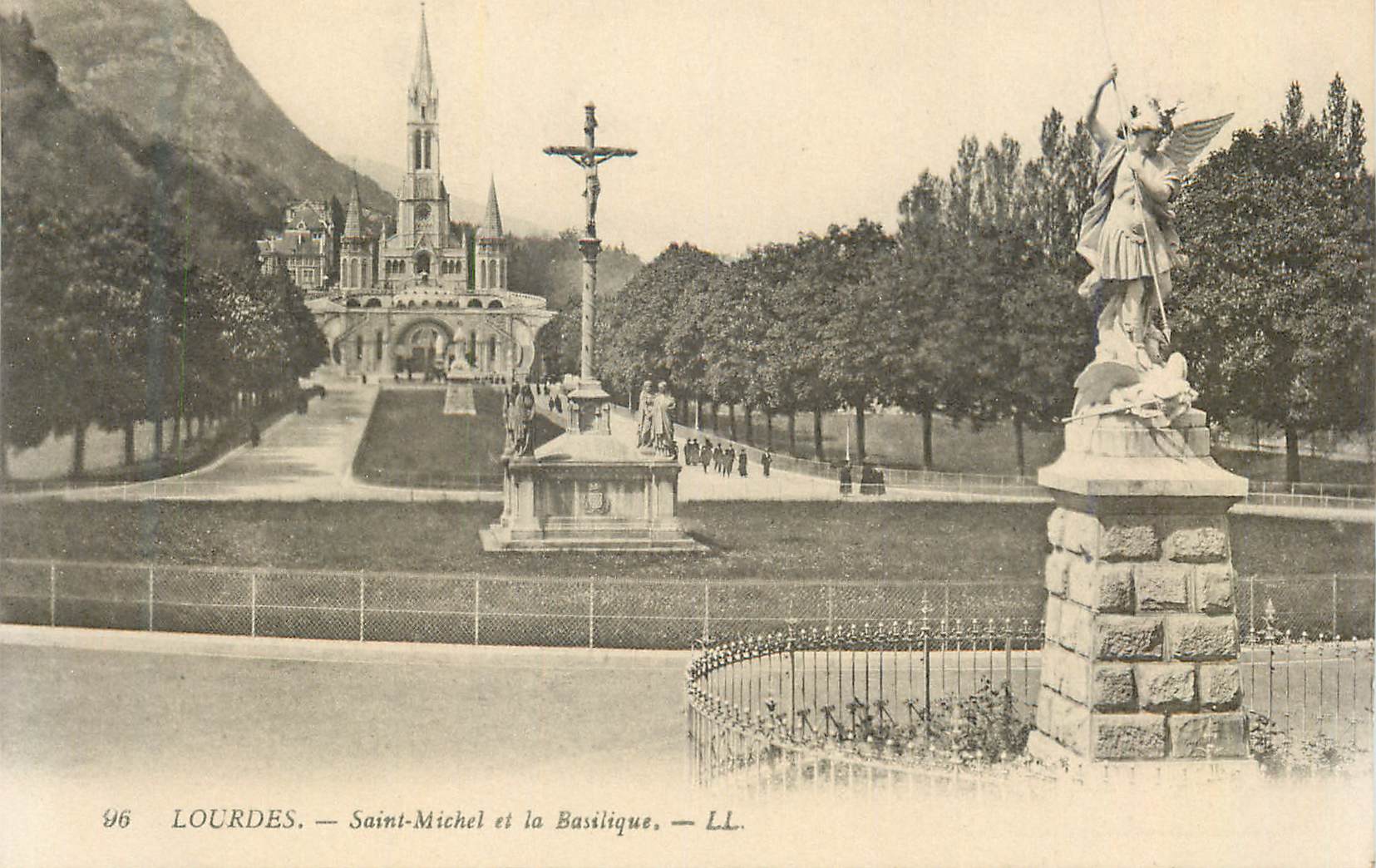 CPA Lourdes Saint Michel et la Basilique