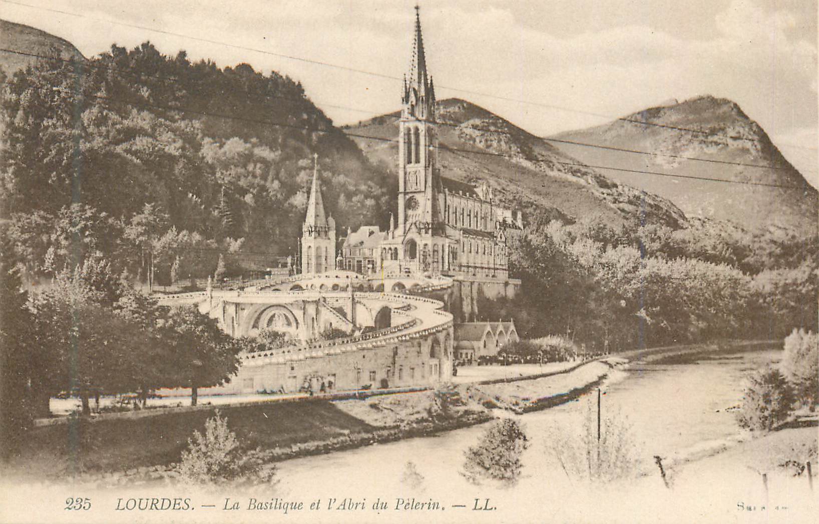 CPA Lourdes La Basilique et l'Abri du Pelerin