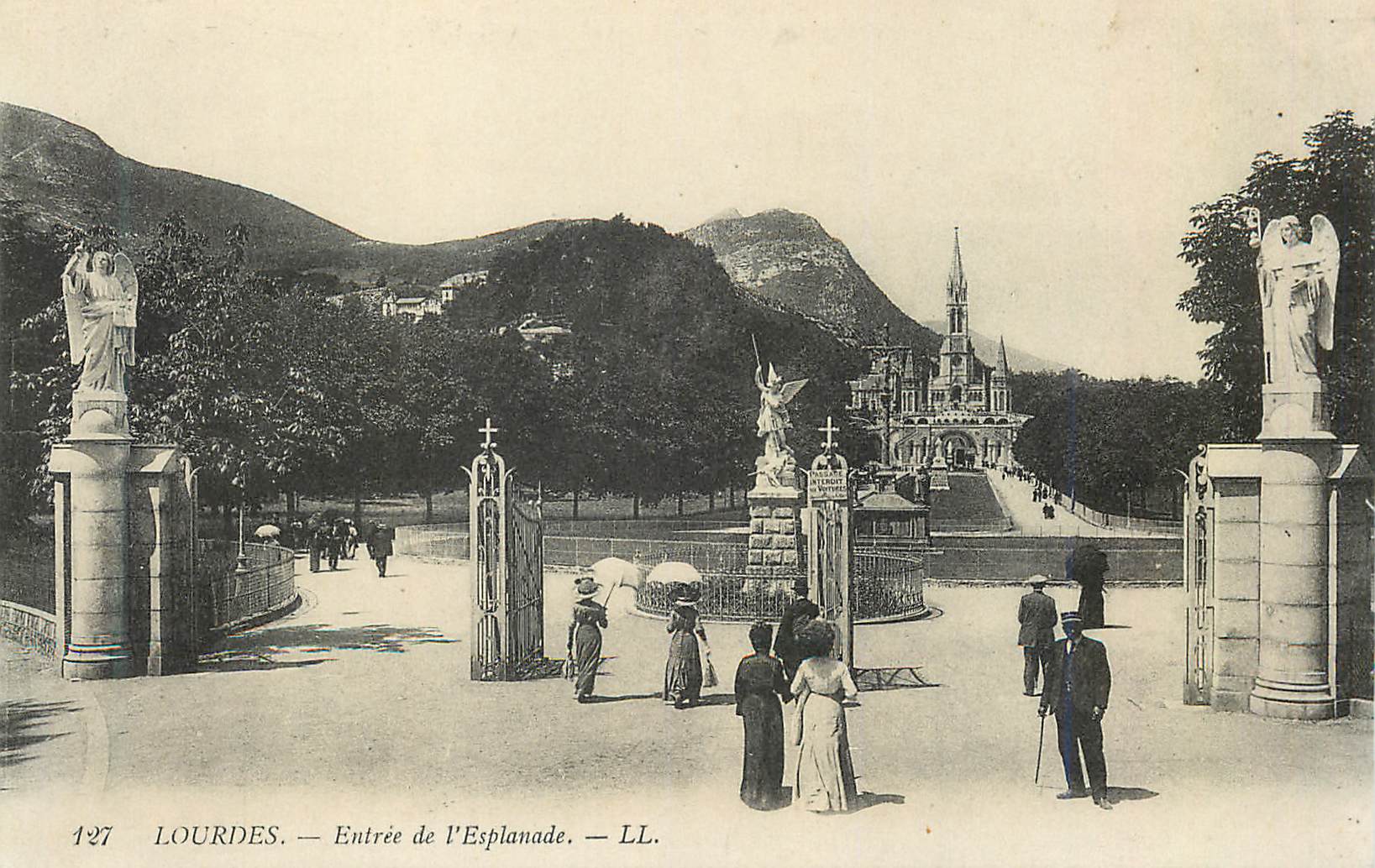 CPA Lourdes Entree de l'Esplanade