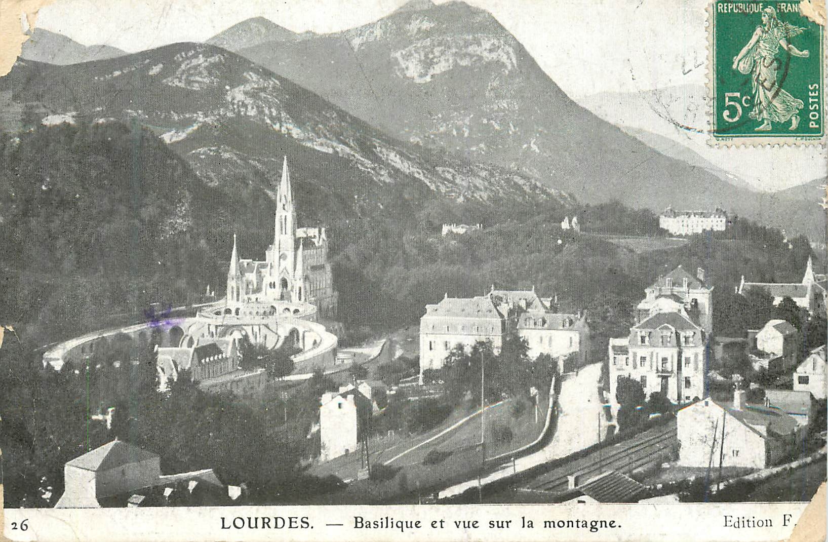 CPA Lourdes Basilique et Vue sur la Montagne