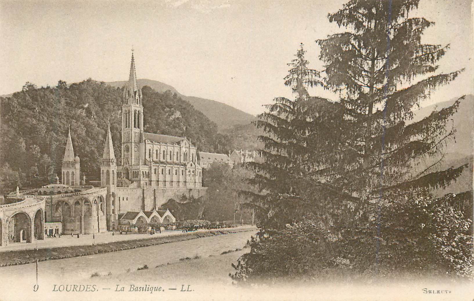 CPA Lourdes La Basilique