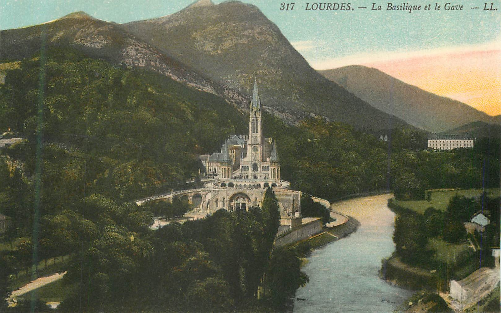 CPA Lourdes La Basilique et la Gare