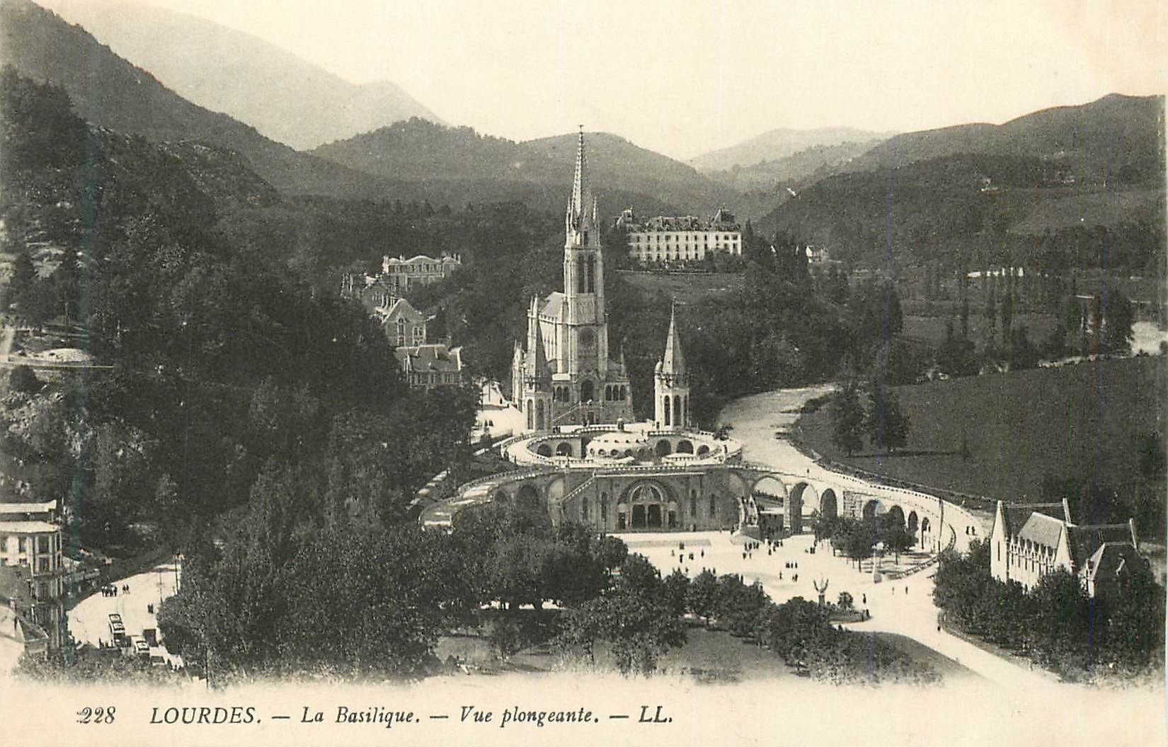 CPA Lourdes La Basilique Vue Plongeante
