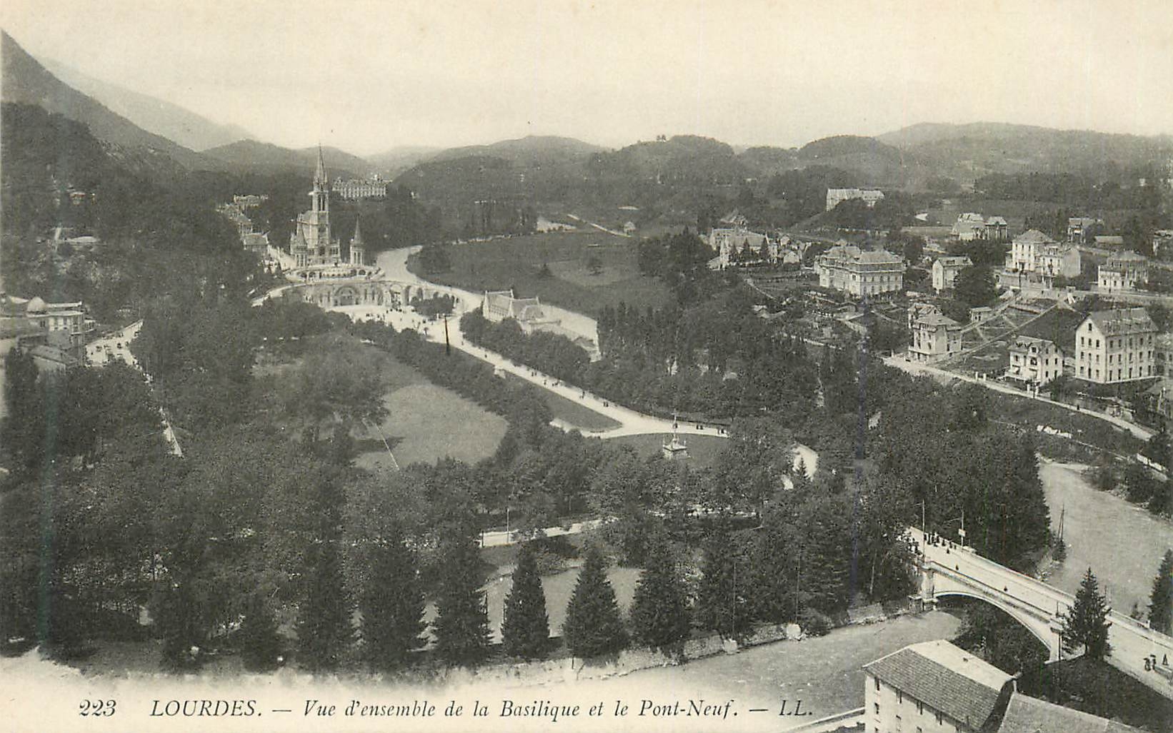 CPA Lourdes Vue d'Ensemble de la Basilique et le Pont Neuf