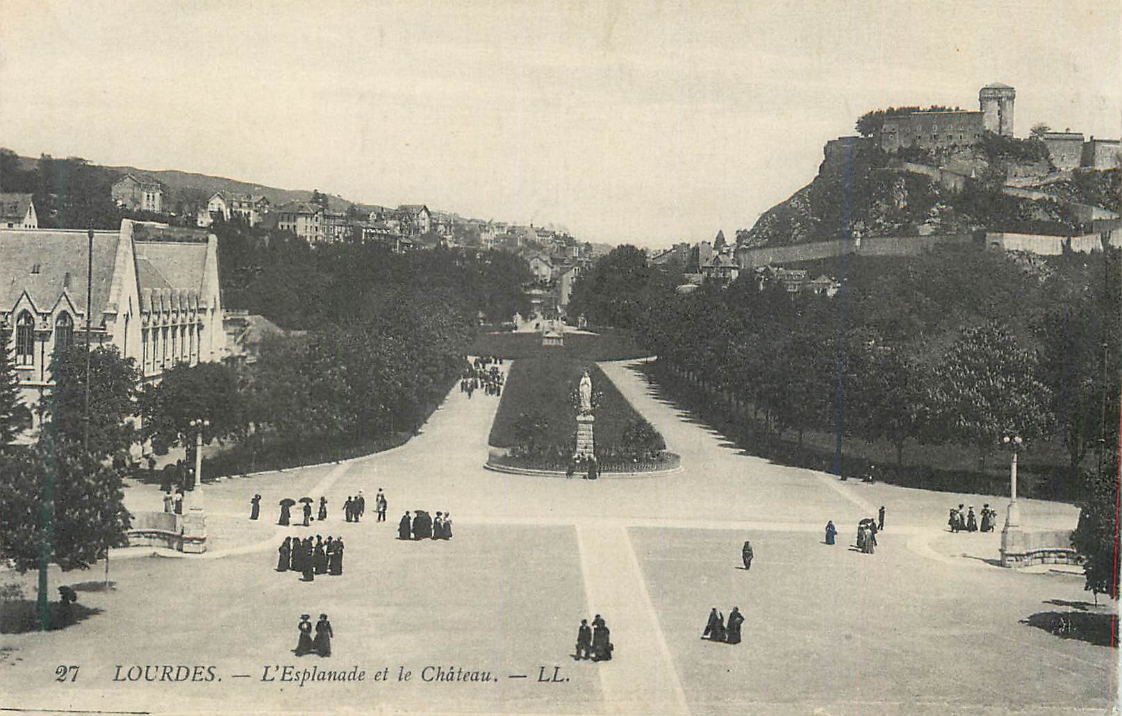 CPA Lourdes L'Esplanade et le Chateau