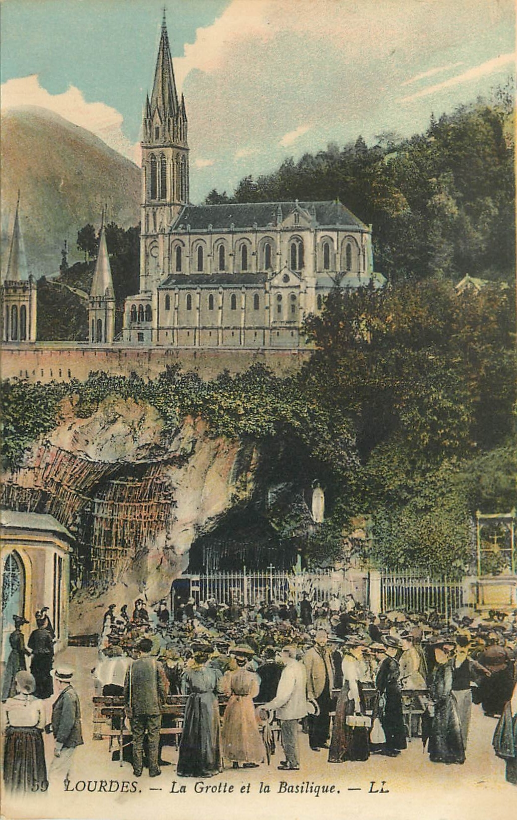 CPA Lourdes La Grotte et la Basilique