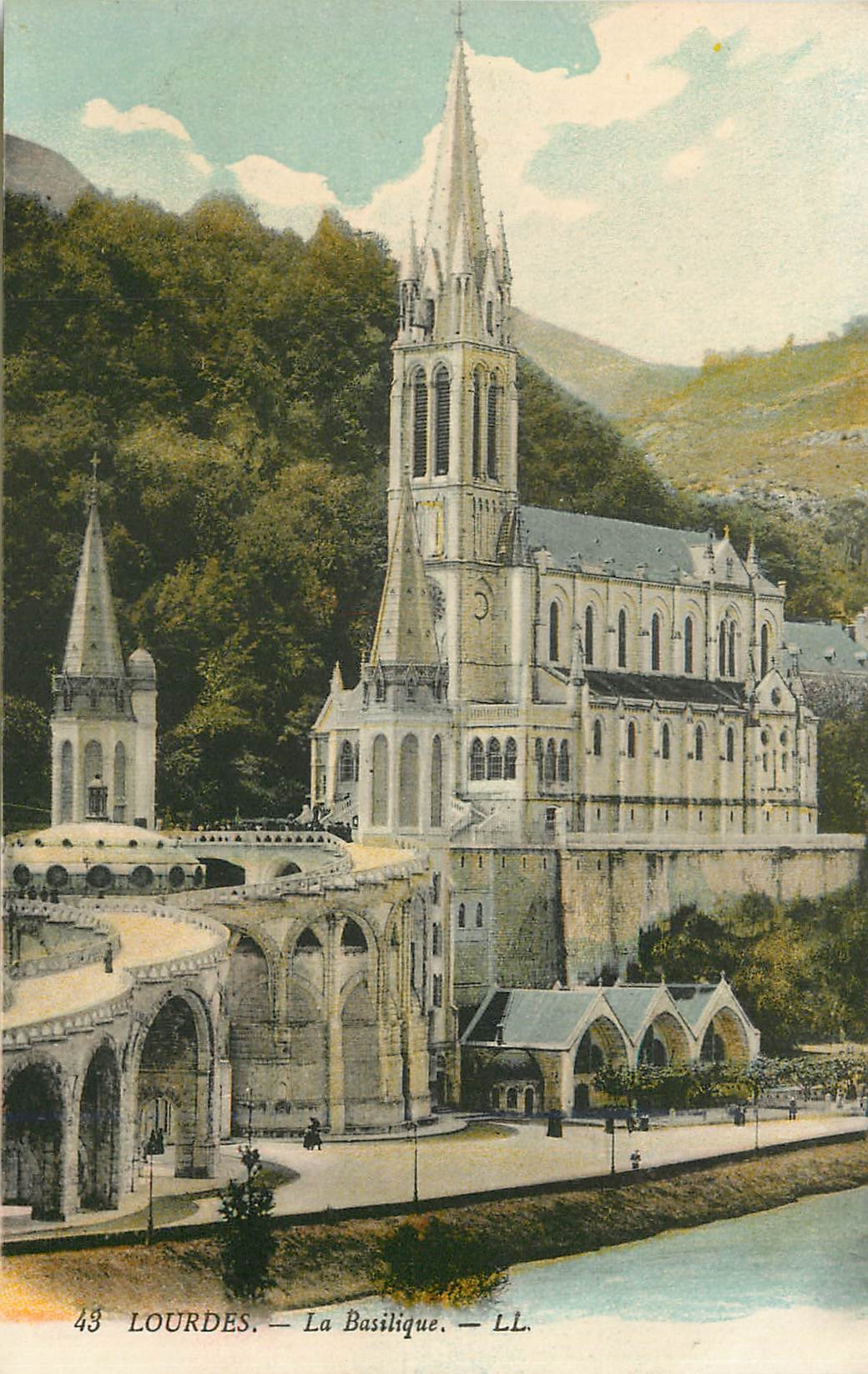 CPA Lourdes La Basilique