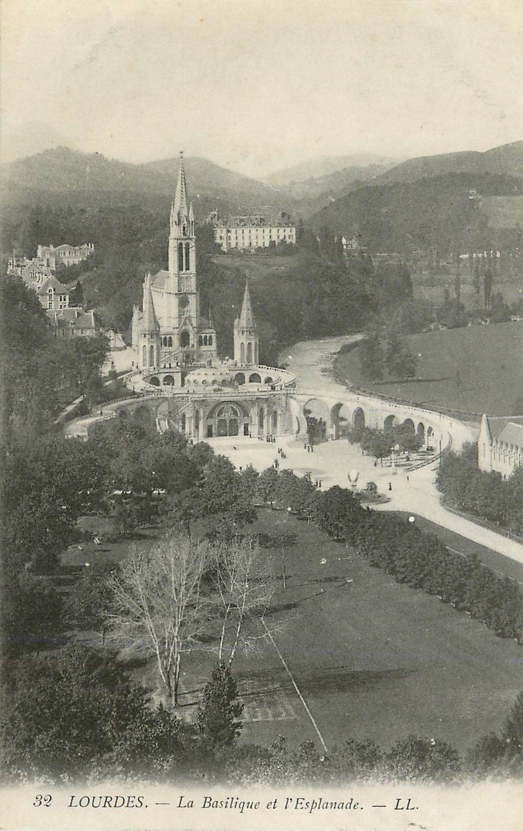 CPA Lourdes La Basilique et l'Esplanade