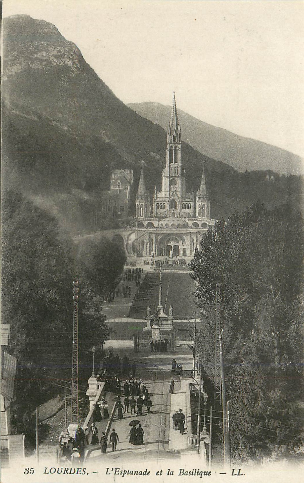 CPA Lourdes L'Esplanade et la Basilique