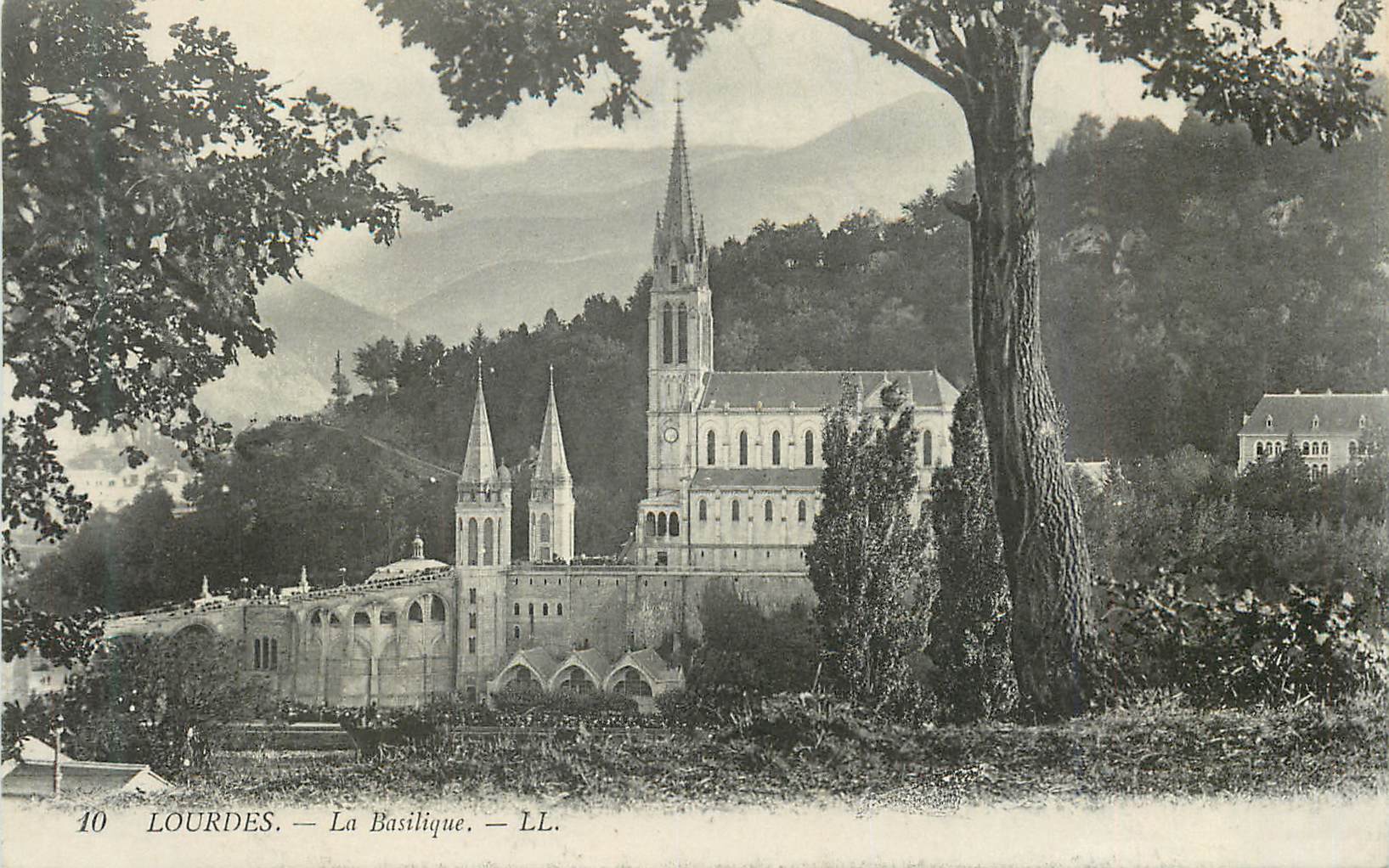 CPA Lourdes La Basilique