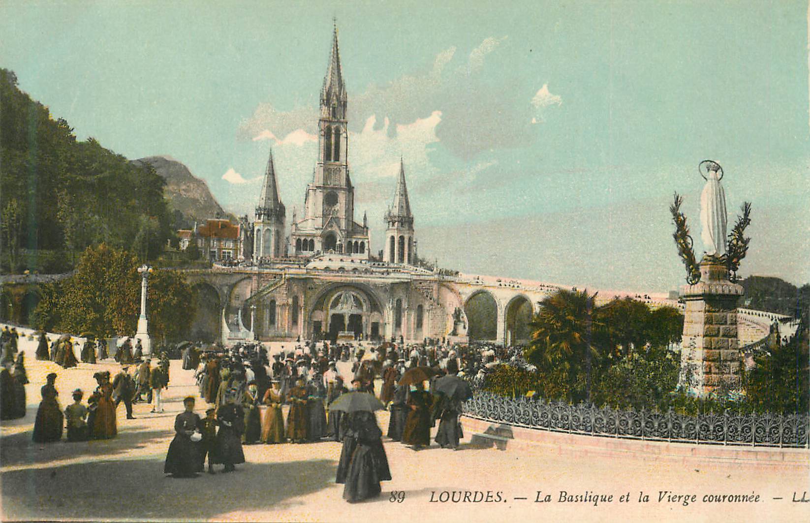 CPA Lourdes La Basilique et la Vierge Couronnee