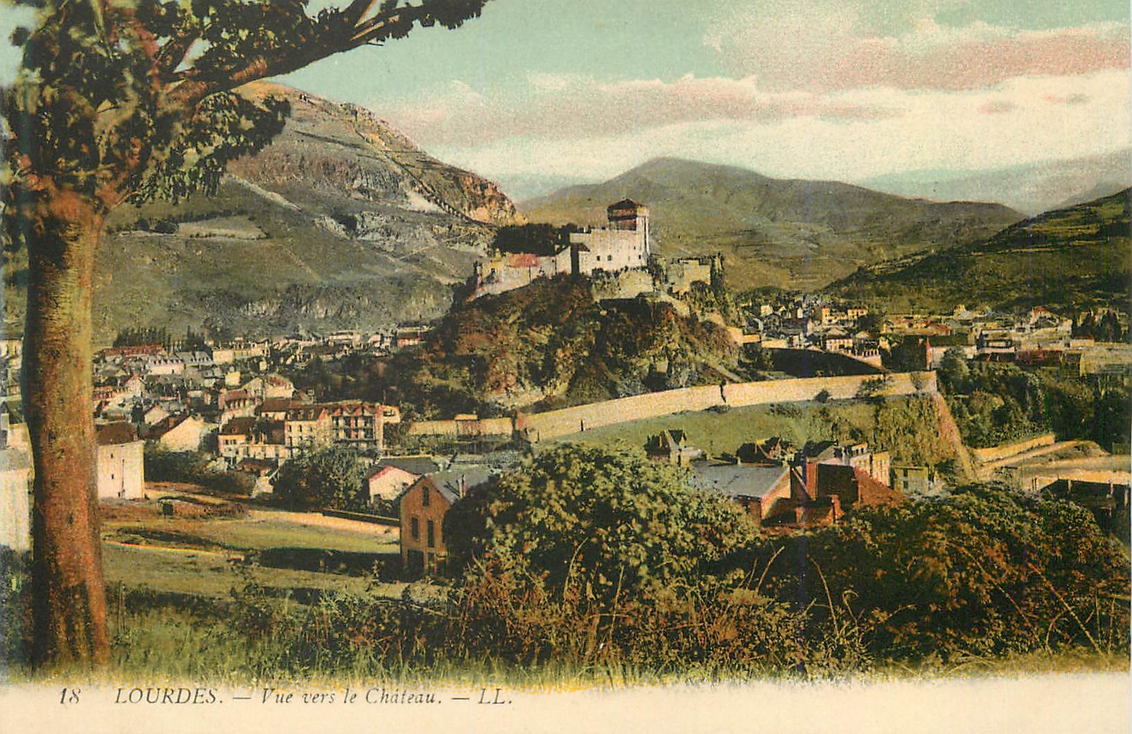CPA Lourdes Vue vers le Chateau