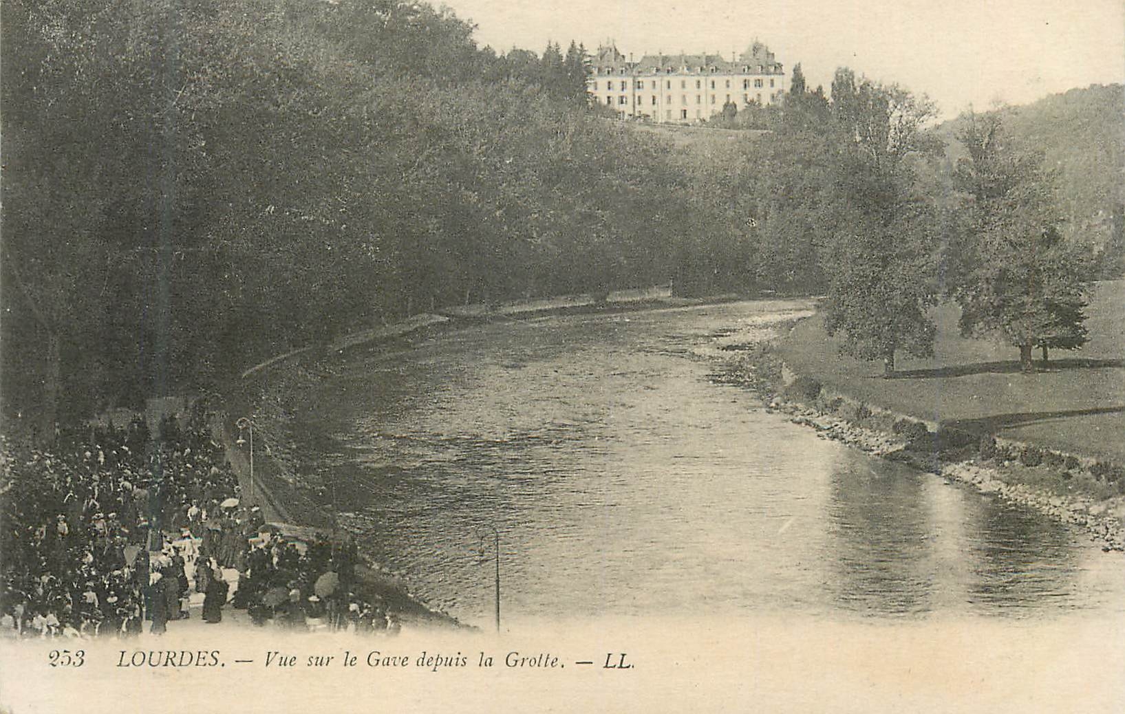 CPA Lourdes Vue sur le Gave Depuis la Grotte