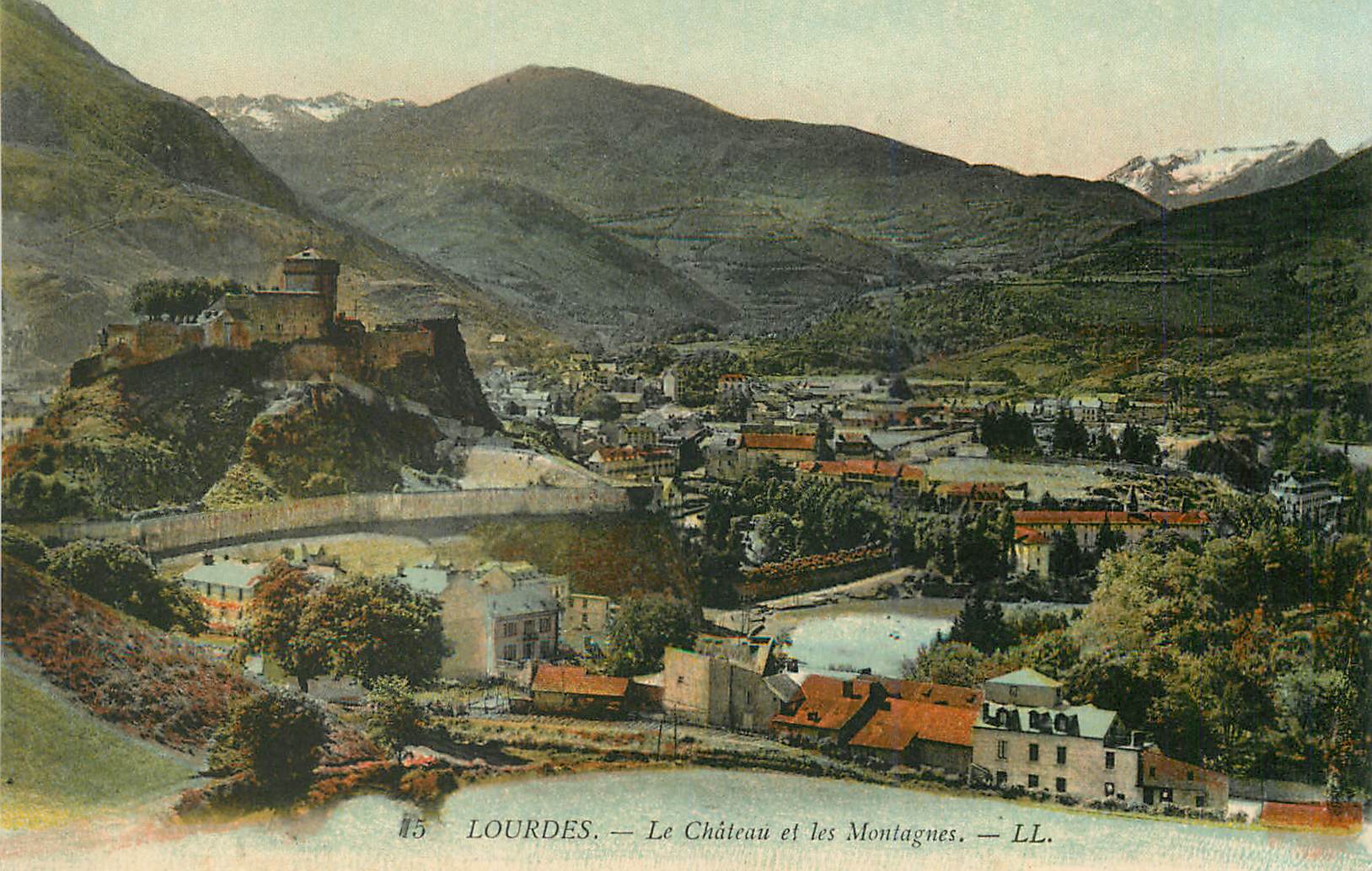 CPA Lourdes Le Chateau et les Montagnes